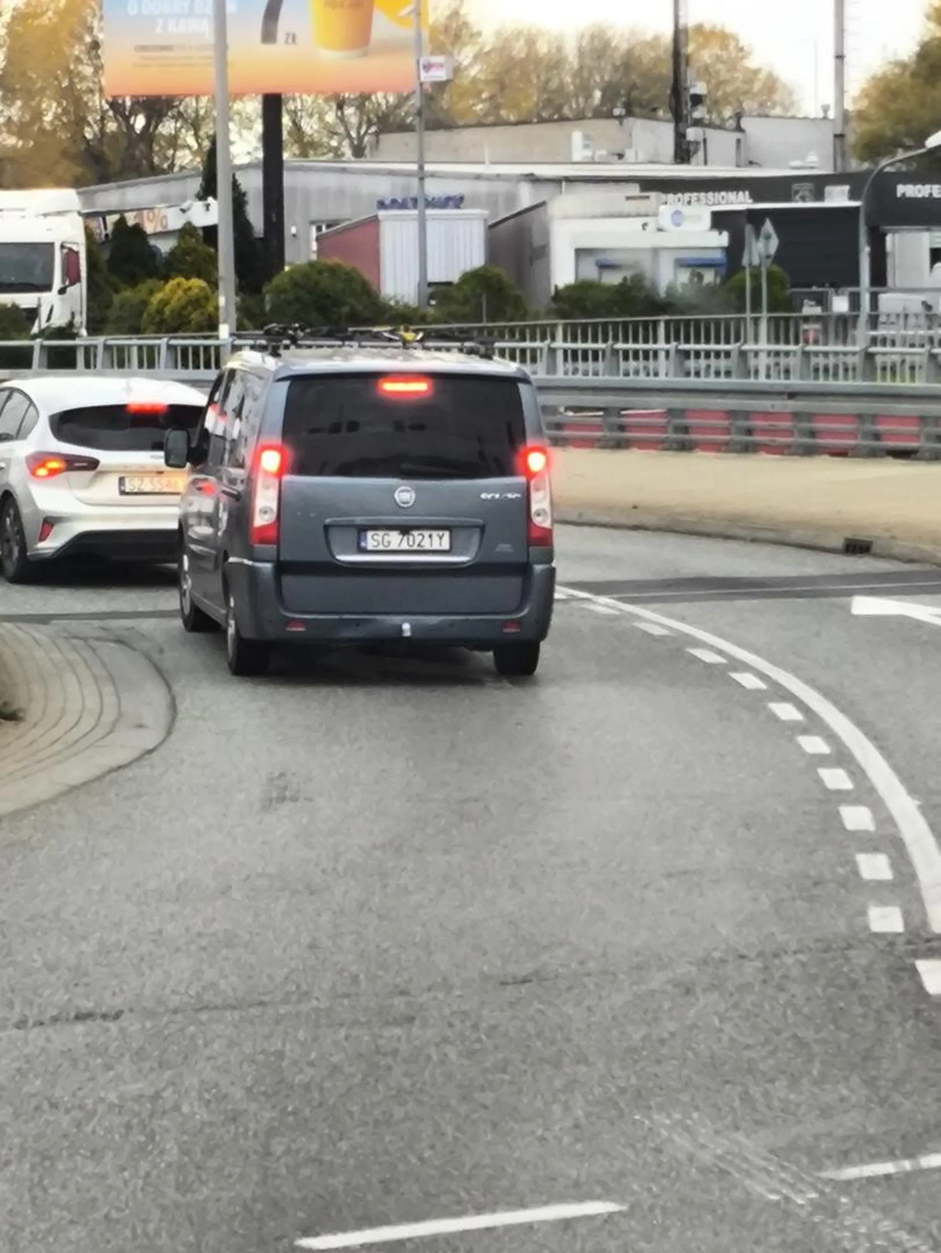 Zajeżdża drogę, wymusza pierwszeństwo a później wszystko nagrywa. Uważać na podstarzałego śmiecia.