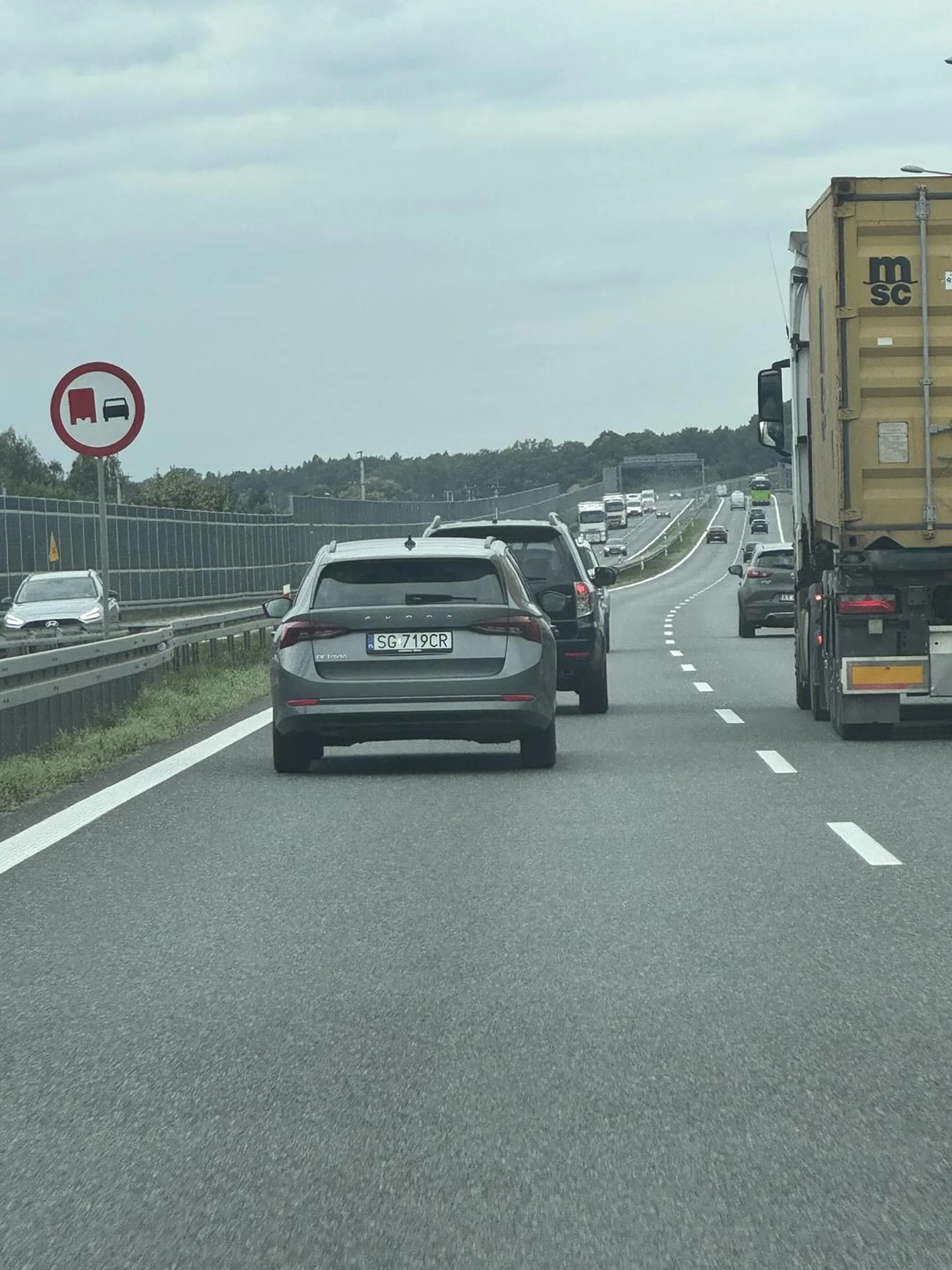Wyprzedza prawym pasem na autostradzie z prędkością 200 km/h. Prawie w nas wjechał