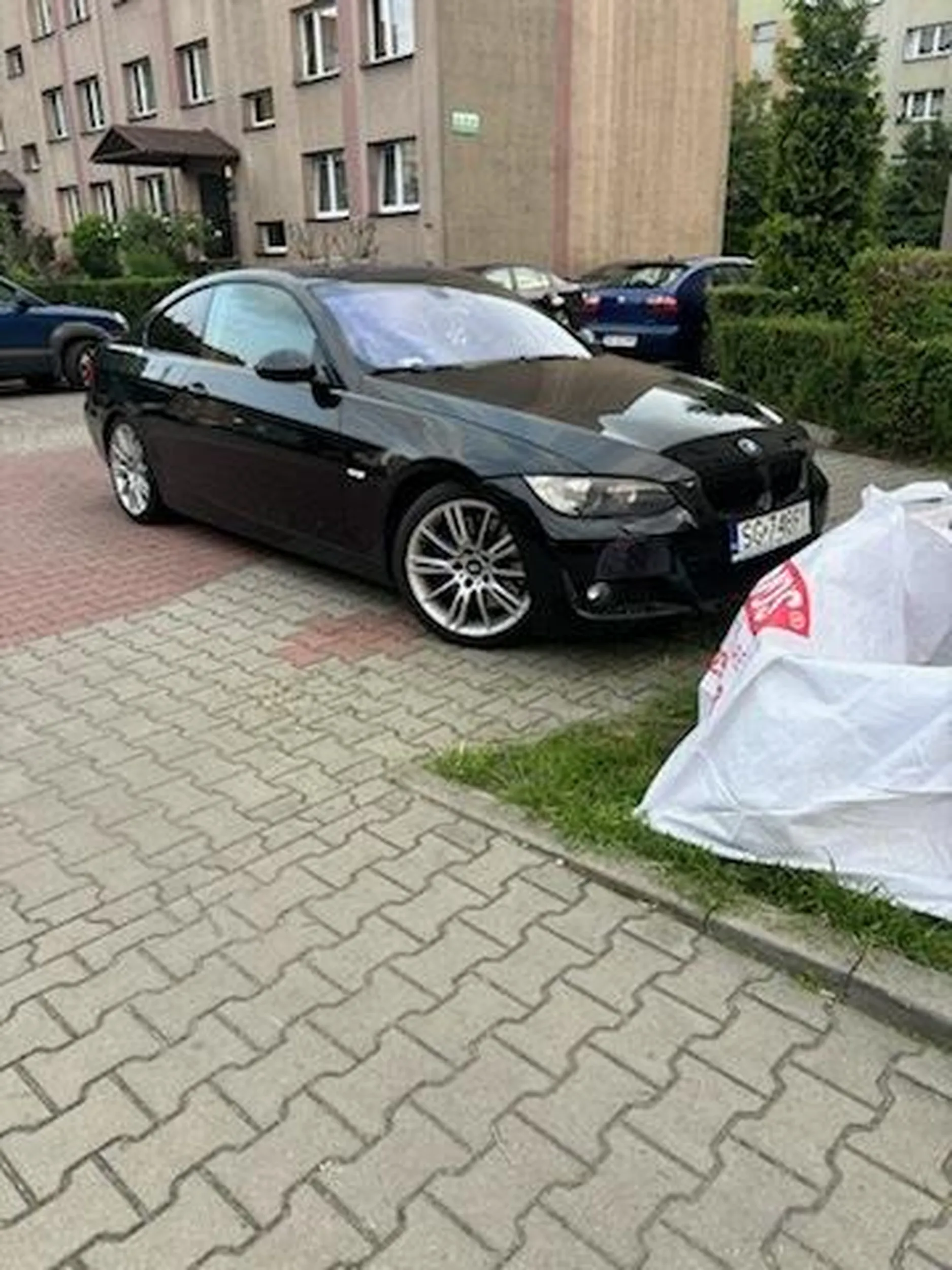 Cymbał notorycznie parkuje na chodniku bo jak widać miejsce wyznaczone do parkowania to za mało dla tego oto pana. Ludzie przecież mogą chodzić po trawie.