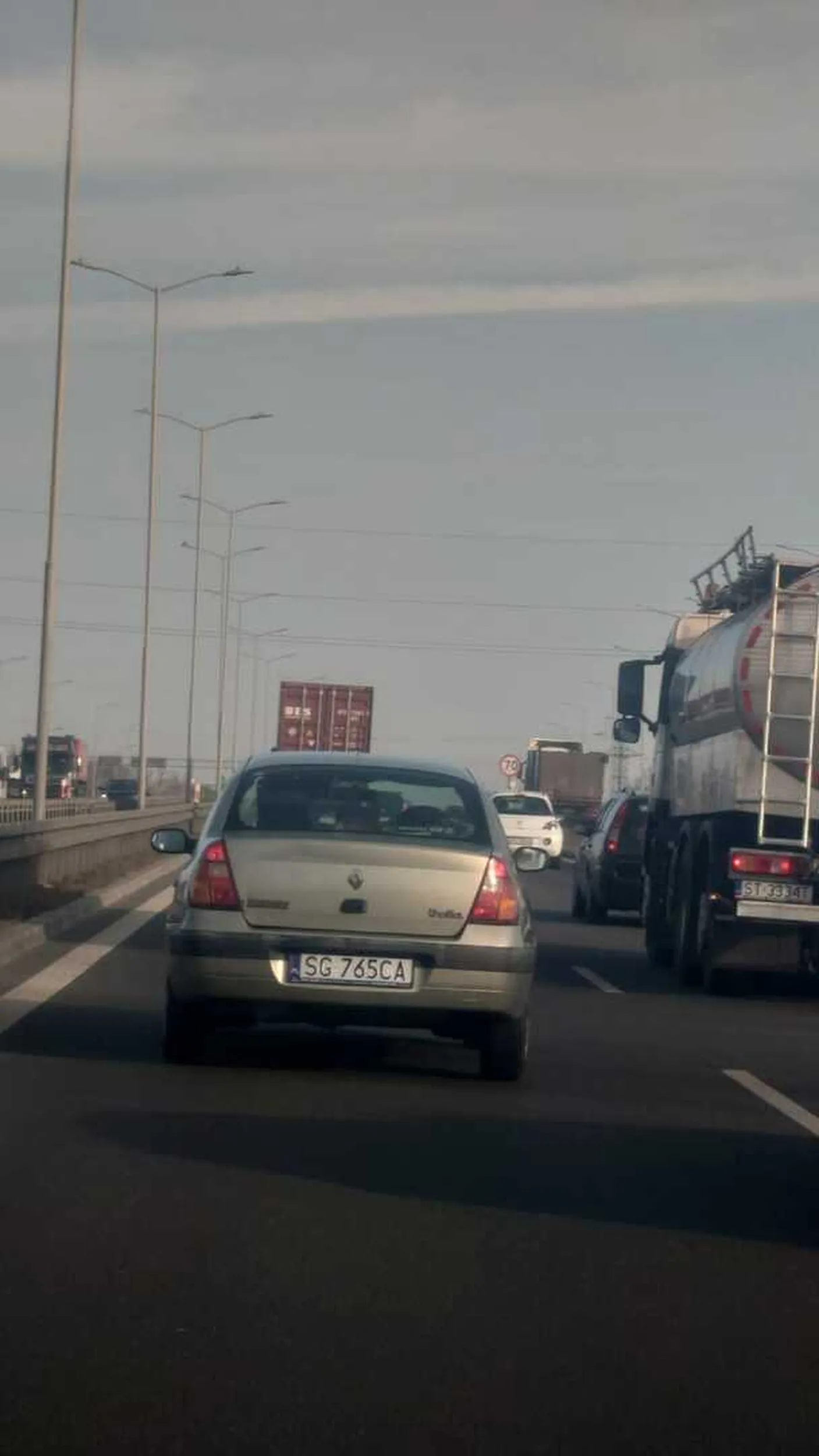 Chłop wyskakuje jak Filip z konopi na lewy pas, a potem kilkanaście km jedzie, pisze na telefonie, ogląda gołe dupy albo wali kuca, kto to wie. Telefon był nisko, jego spojrzenie również. Twarz nieskalana rozumem. Brak słów.