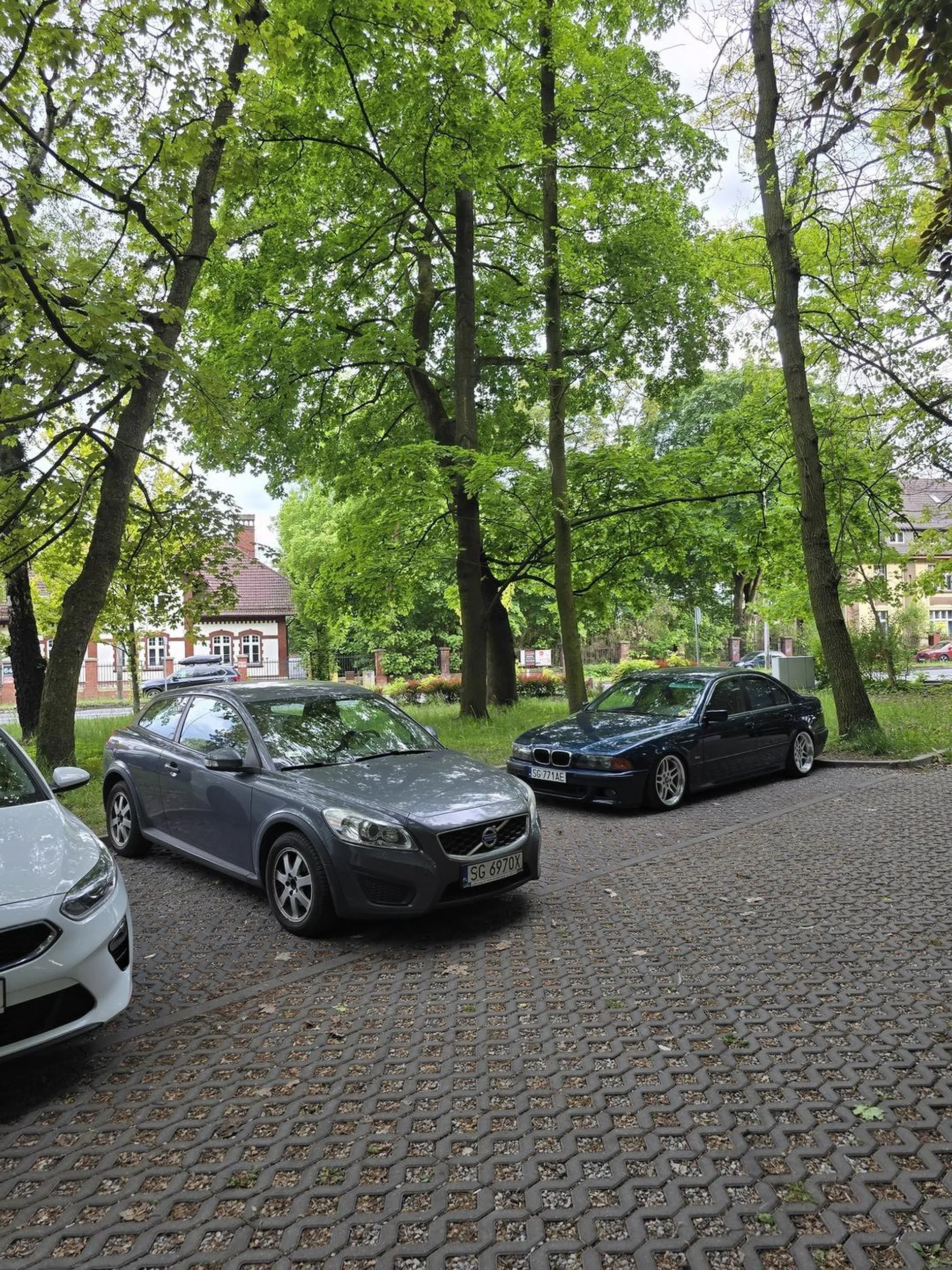 Widzę kierowcy BMW nie tylko nie potrafią wrzucać kierunkowskazów, ale i parkować ;)