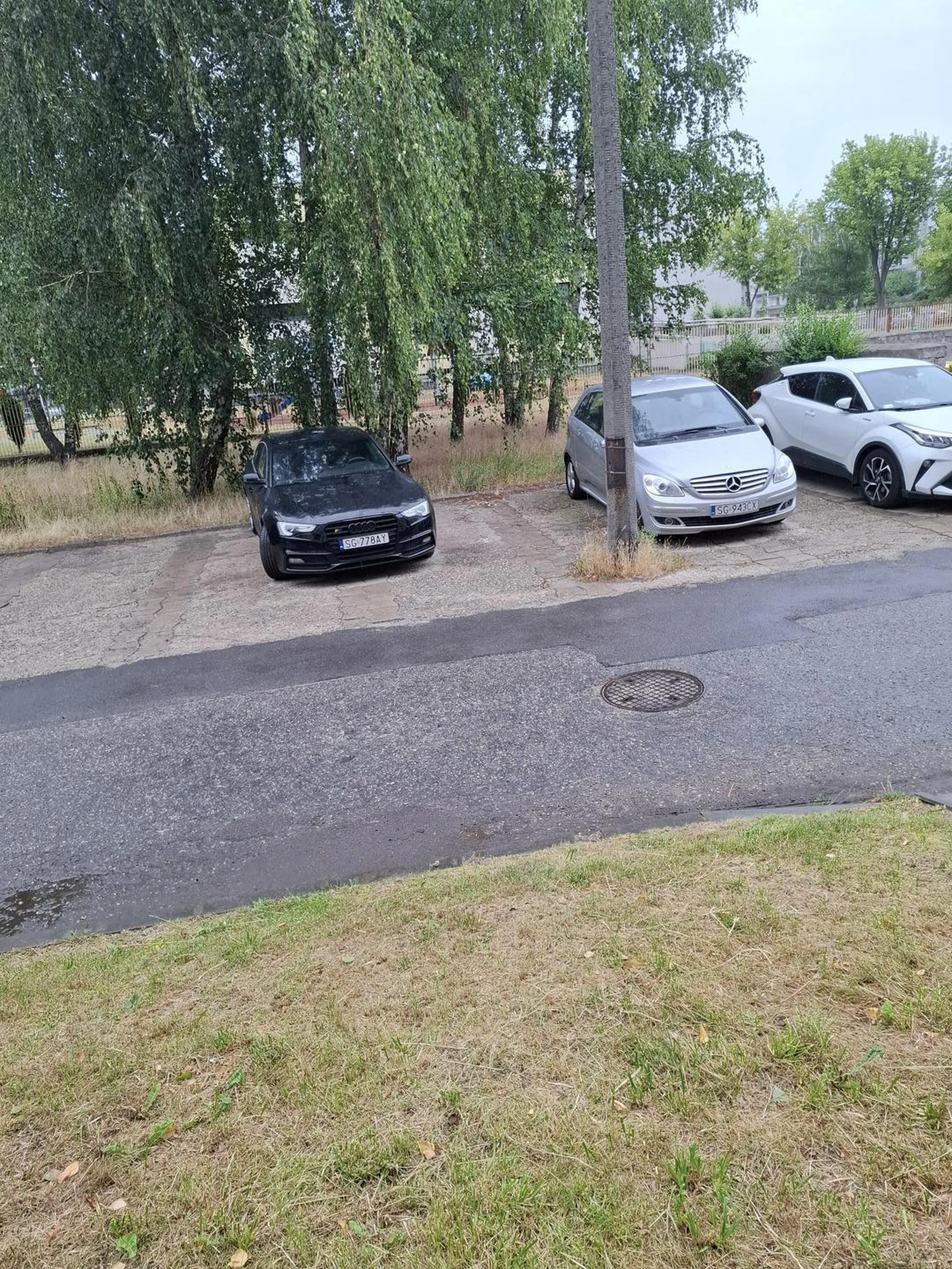 Mistrz parkowania. Codziennie pod blokiem parkuje zajmując 2 miejsca.