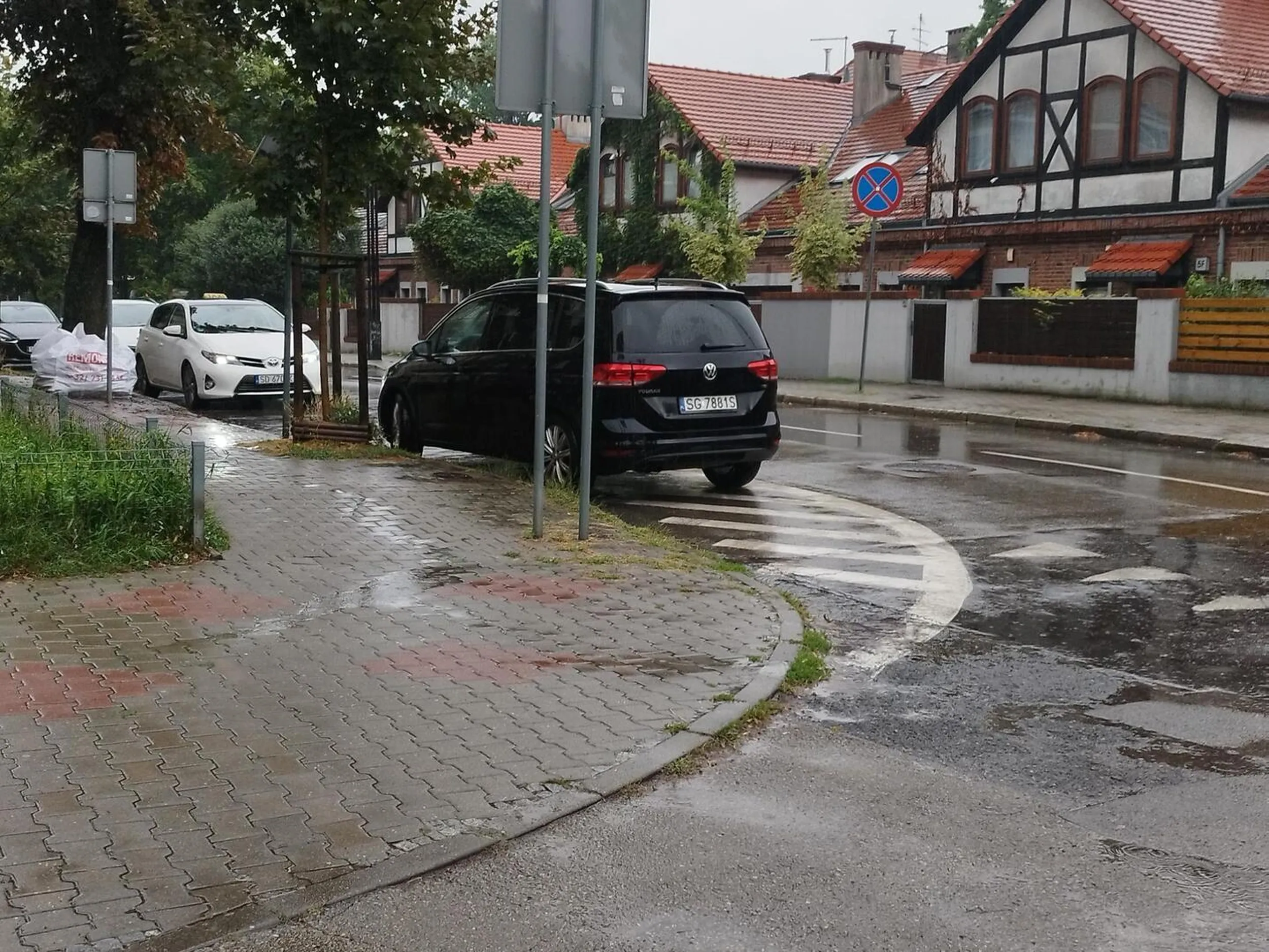 Gwiazda parkuje w obrębie skrzyżowania, na powierzchni wyłączonej z ruchu i ogranicza widoczność.