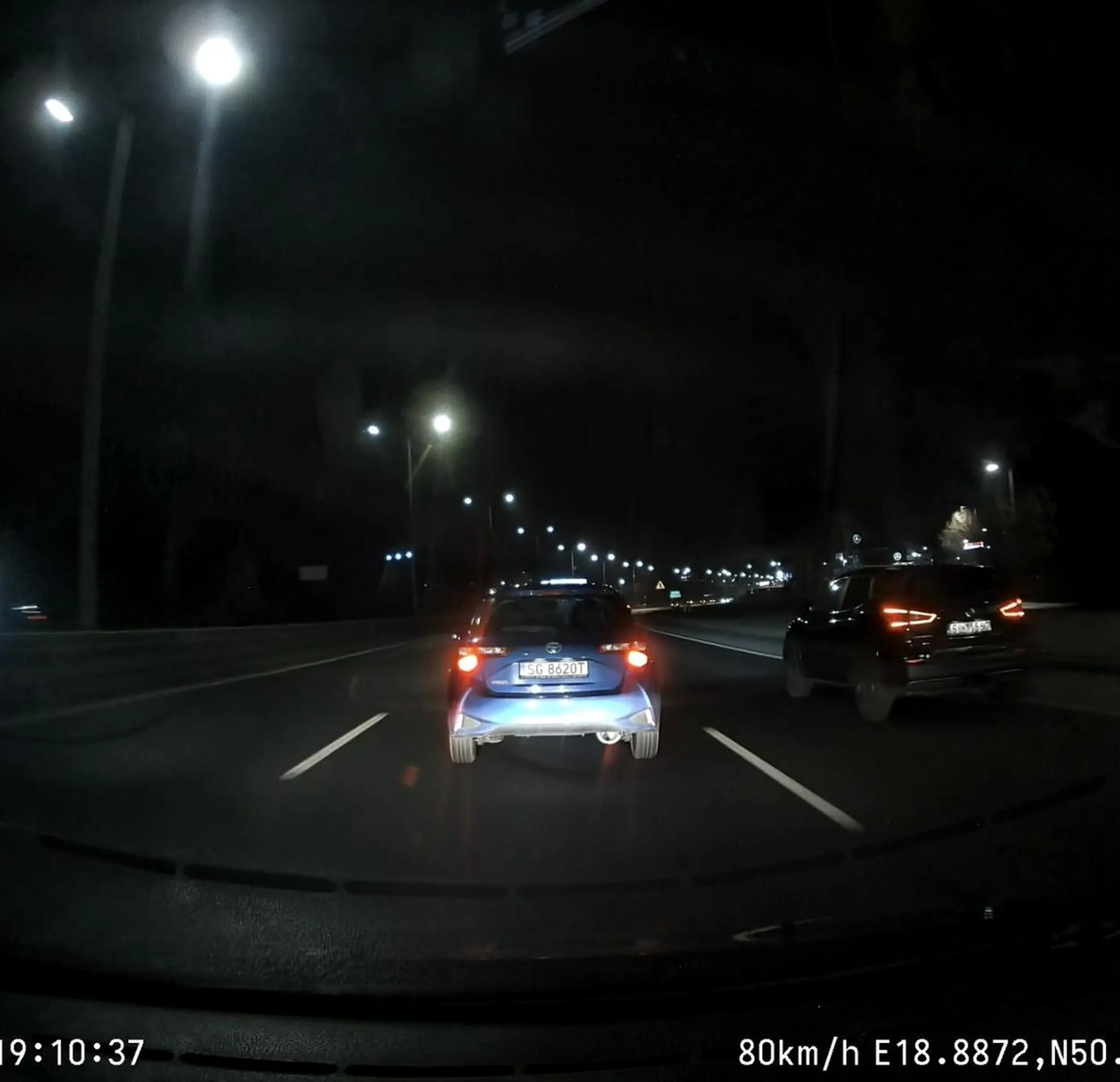 Wspaniały kierowca jeździ tylko środkowym pasem na 3 pasmowej DTŚ jadąc 70/80 km/h gdzie ograniczenie to 100… i wszyscy kierowcy w koło są źli i ich nagrywa… prawo jazdy wygrane w zdrapkach