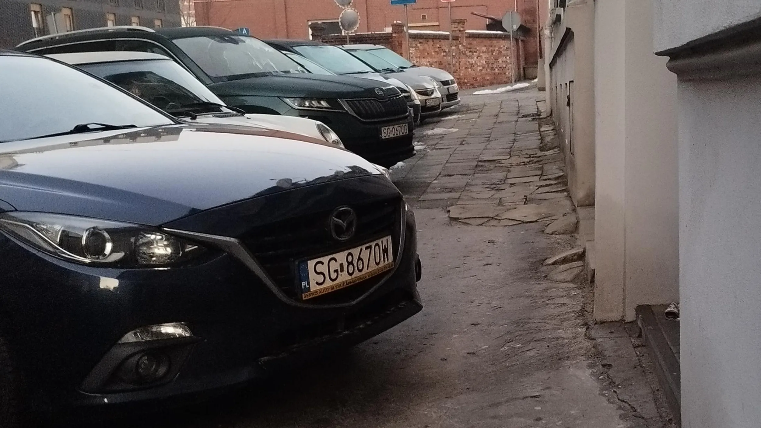 Chodnik dla pieszych? Pół metra im wystarczy :/