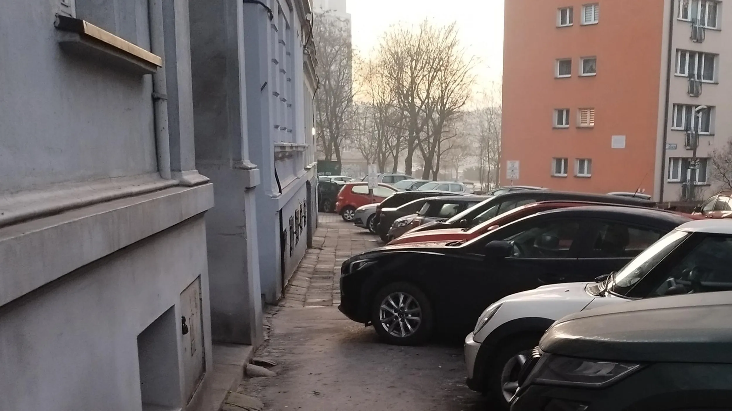 Chodnik dla pieszych? Pół metra im wystarczy :/