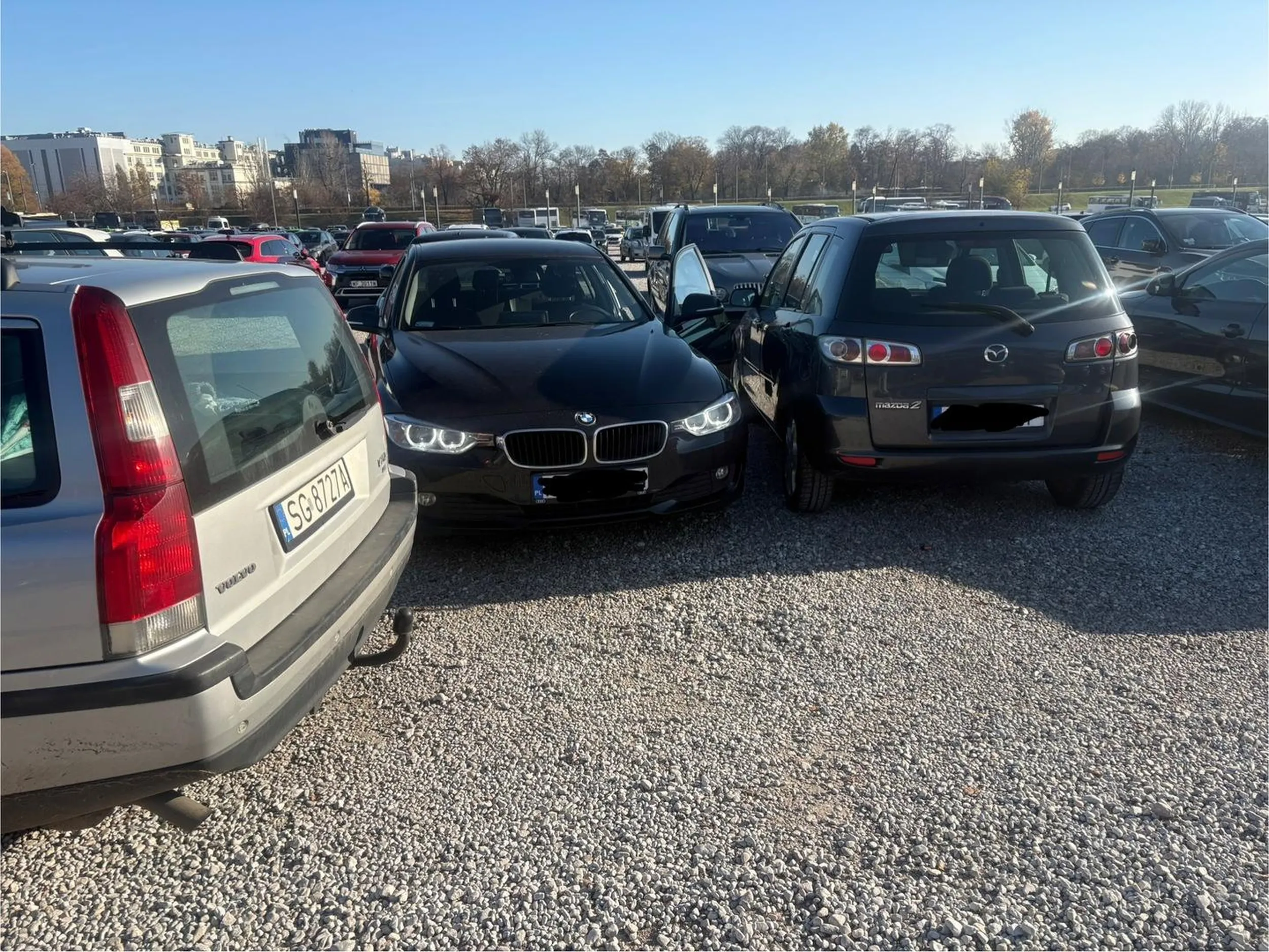 Z całego serca pragnę podziękować kierowcy Volvo za inteligencję, a raczej jej brak. Parking przy stadionie narodowym (ogromy), a ja wracam do swojego samochodu i nie mam jak wyjechać, ponieważ komuś nie chciało się 100 m przejść i mnie zastawił. Spędziłam 40 minut próbując wyjechać z miejsca, uratował mnie Pan z nauki jazdy, który nie krył swojego zażenowania inteligencją kierowcy. Wyjechanie z tego miejsca samodzielnie nie było możliwe, ponieważ samochód przechodził na milimetry. Czy naprawdę nie szkoda nam własnego samochodu aby się narażać na obcierki parkingowe?