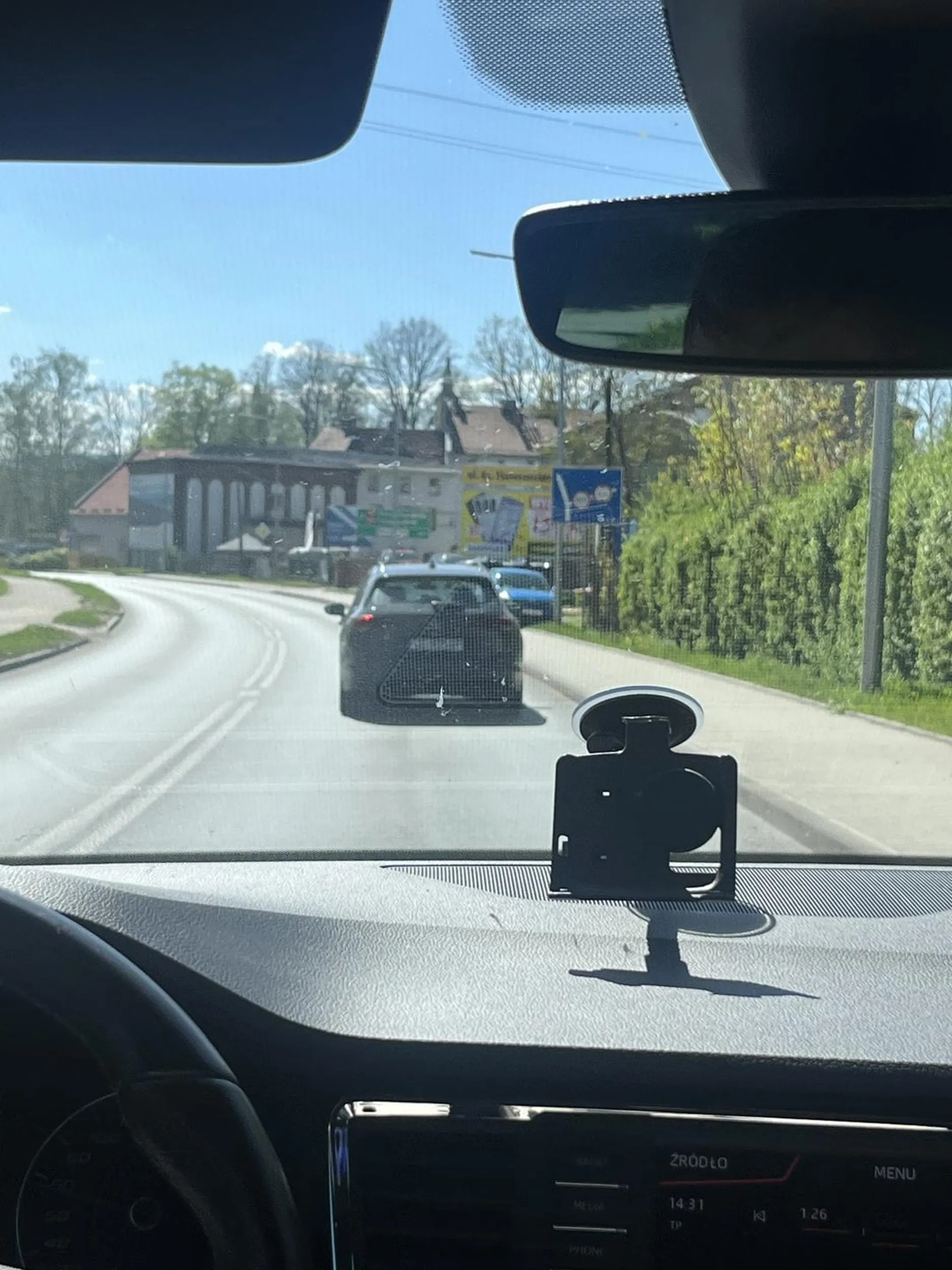 Jezdzi jak wariat! Po poprzednim wyprzedzeniu, wyprzedzil nas ponownie, gwaltownie hamowal, przy probie wyprzedzenia ponownie stworzyl mega niebezpieczna sytuacje, przyspieszyl gdzie z przeciwka zdarzyly nadjechać auta. Po  schowaniu sie w ostatnim momencie za niego, typ zaczal bardzo hamowac i nie chcial nas puscic dalej. WARIAT!