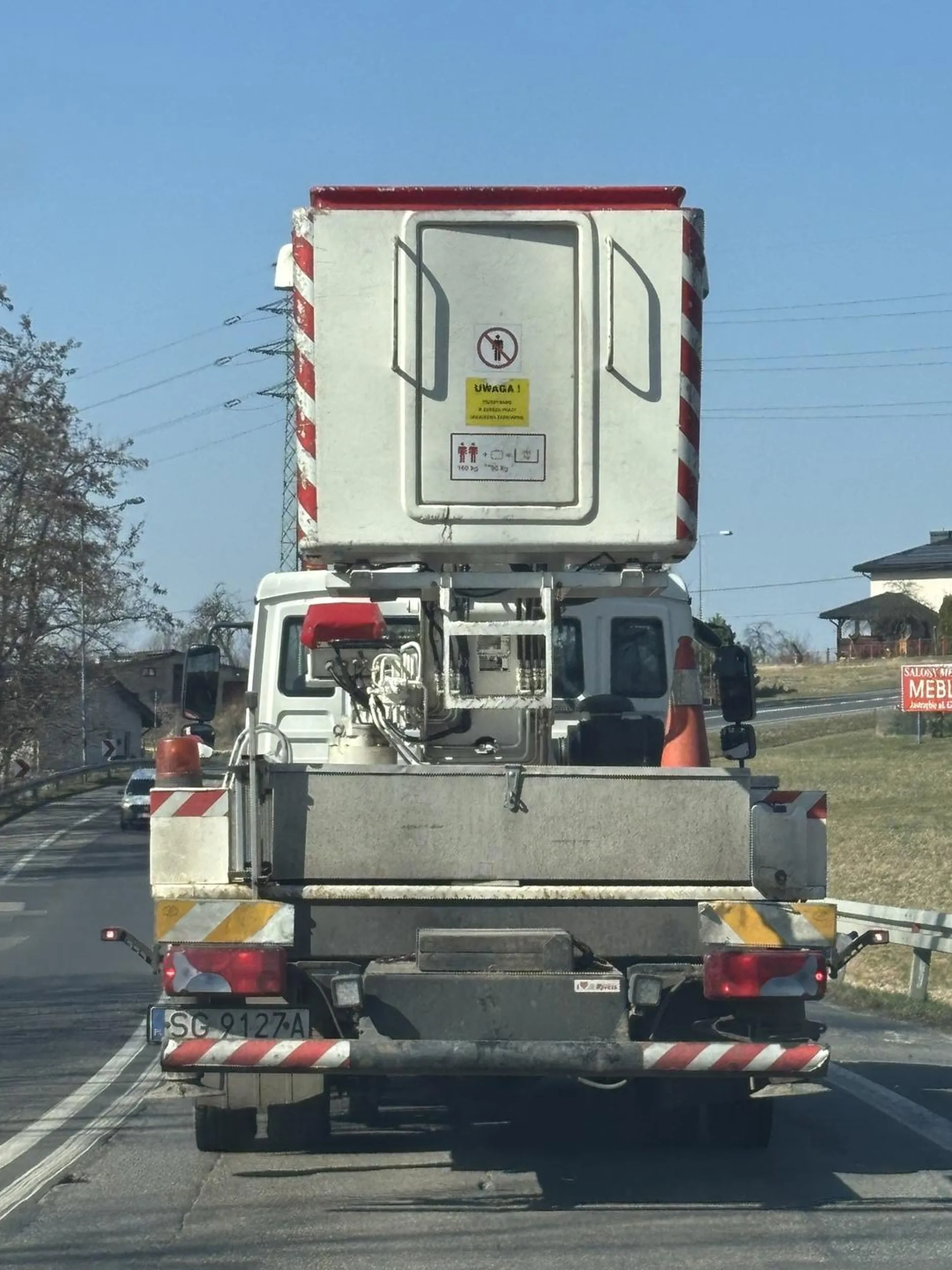 Pan kierowca i jego pasażer to niezłe świnie. Jadąc za nimi Panowie co chwilę wyrzucali plastikowe butelki i papierki praktycznie nam na auto. Żyjemy w cywilizowanym kraju gdzie na każdym kroku przy sklepach, na stacjach wszędzie są kosze na śmieci czy jest to aż taki problem żeby wyrzucić je w miejscach do tego przeznaczonych….
