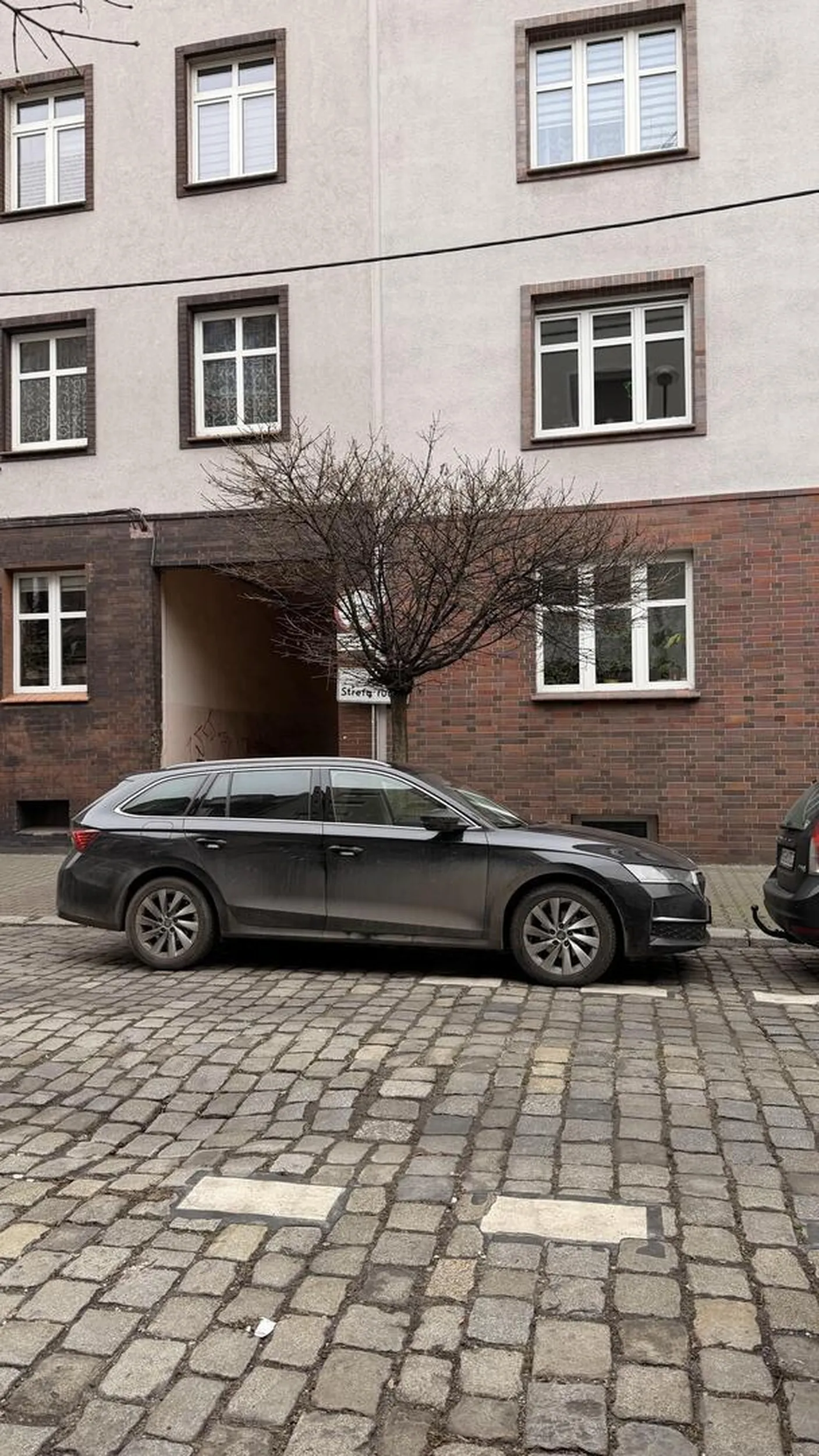 Zwykły najgorszy śmietnik, mój pies zaparkował by lepiej w wyznaczonych liniach. Prawo jazdy wygrane w chipsach gratuluje największego buractwa tego roku.