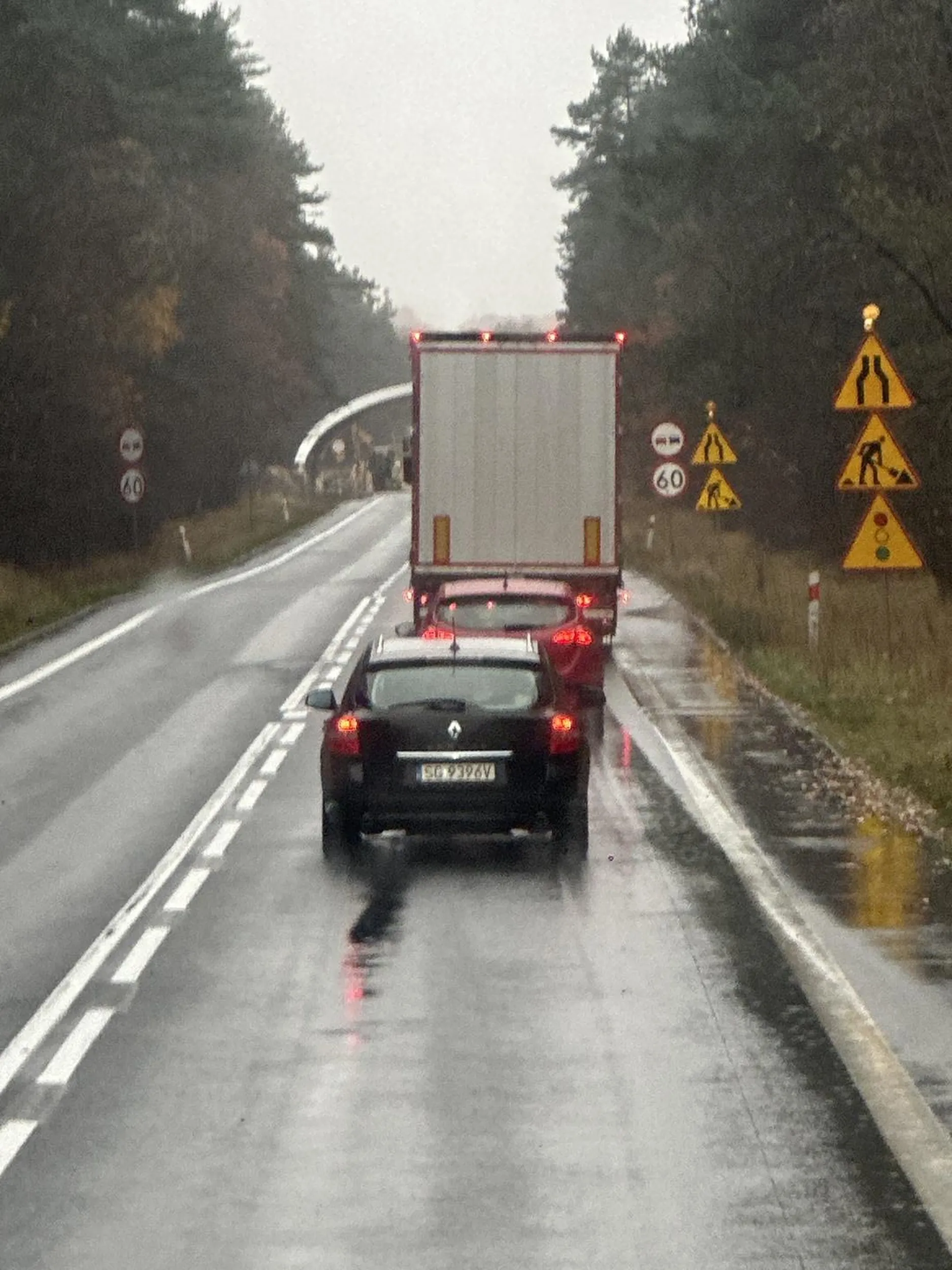 Nie ma to ja na prostej drodze po za terenem zabudowanym jechać 60km/h przy próbie wyprzedzania przyspieszać … jest fotoradar  na 50km/h na raz następny jedź 30 bo 40 widać za dużo