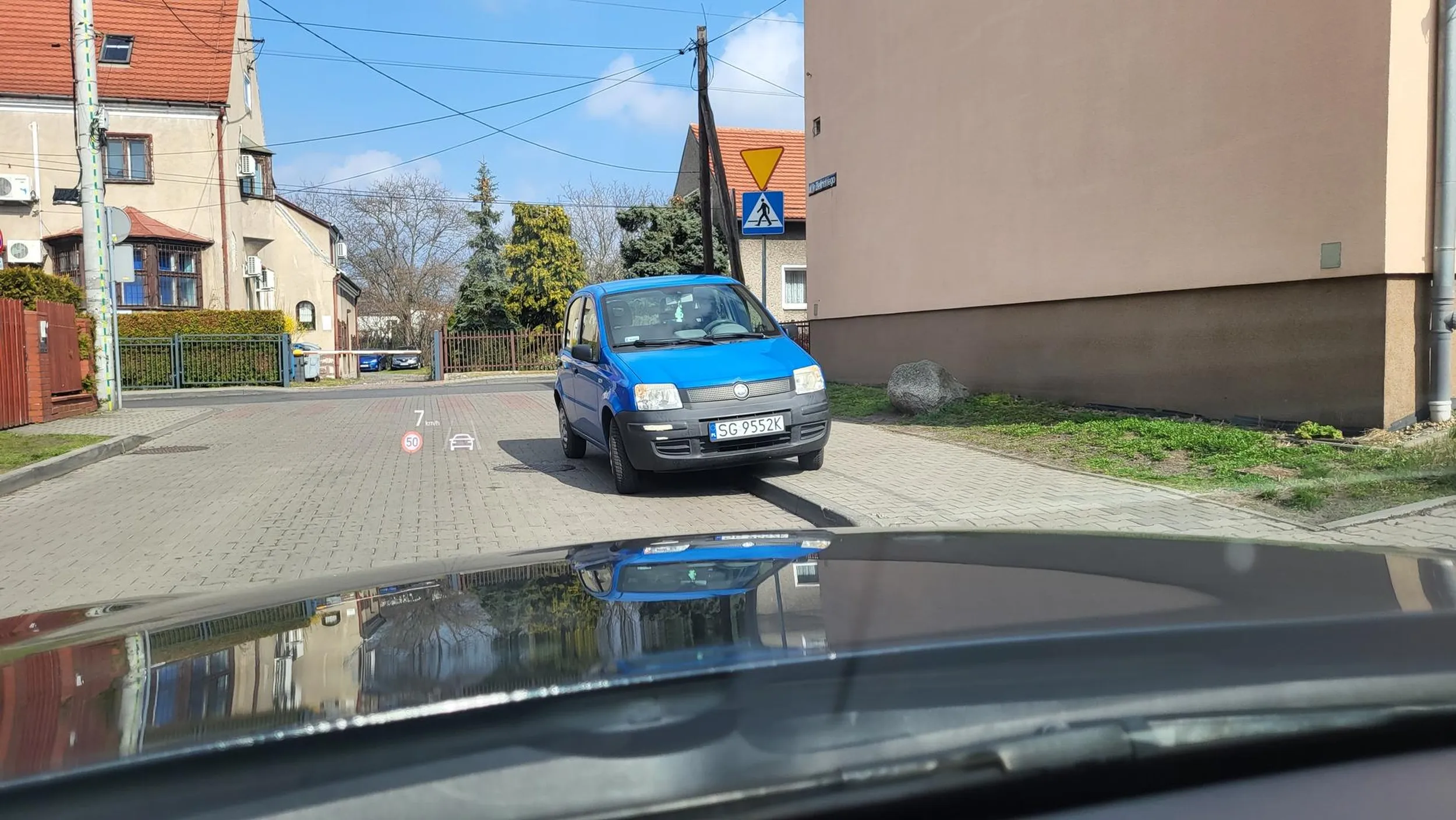 Parkowanie w obrębie skrzyżowania w odległości do 10 m. Sytuacja o tyle niefortunna, że owa droga stanowi jeden z nielicznych wyjazdów z terenu budowy.