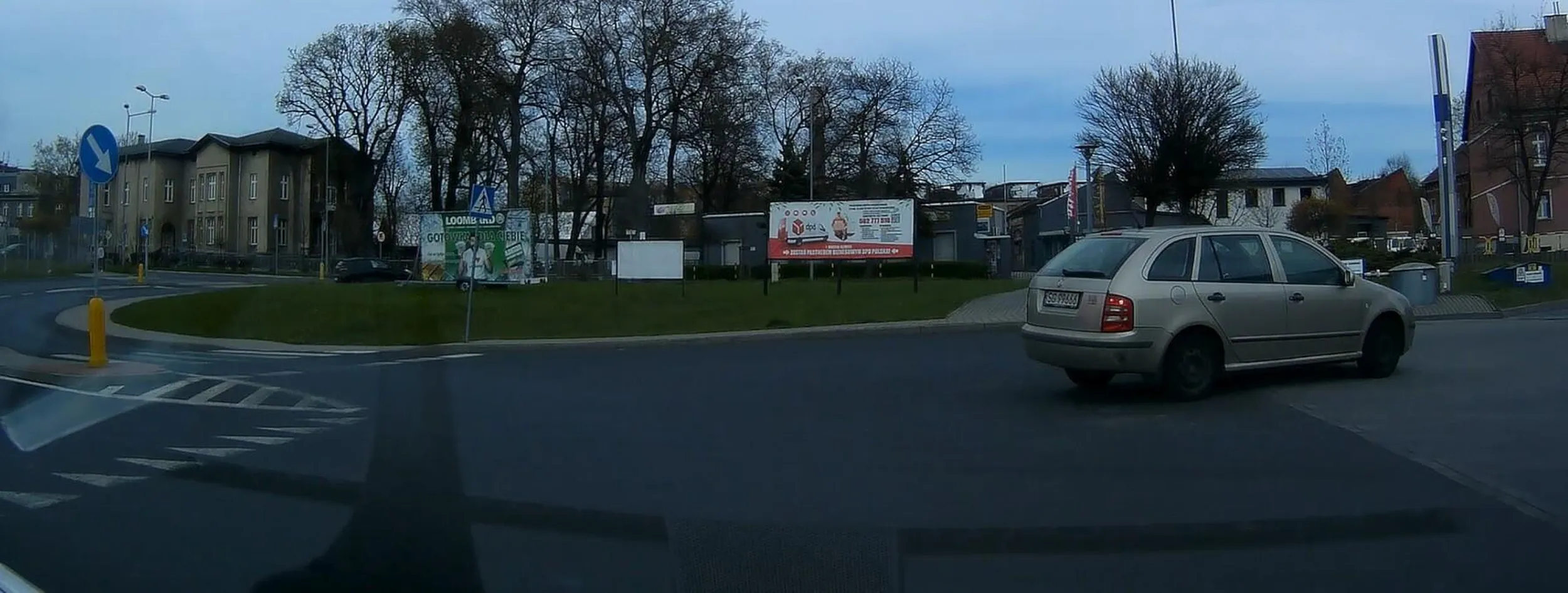 Dziadku, te namalowane trójkąty i ten trójkątny znak pionowy oznacza "ustąp pierwszeństwa". A nawet jakbyś znaków nie widział, to wtedy chyba powinieneś ustępować temu z prawej, nie?