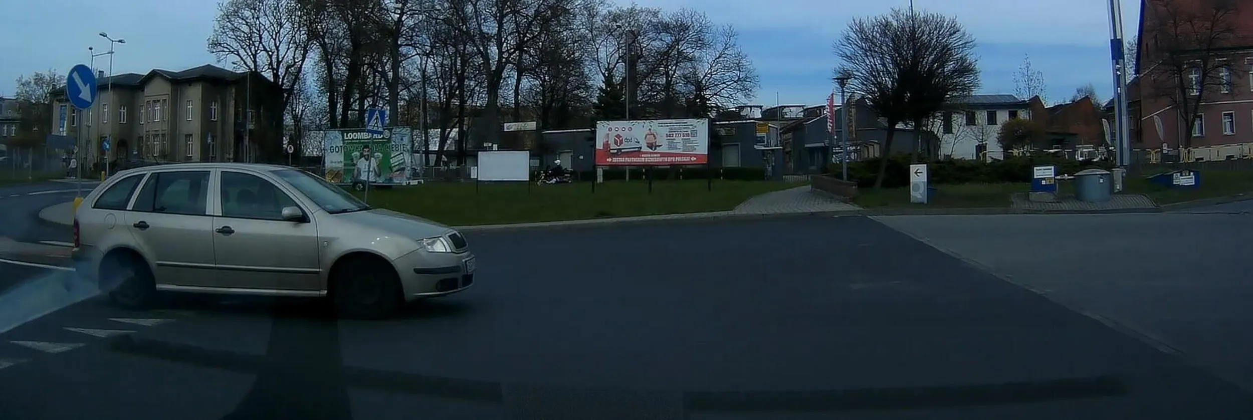 Dziadku, te namalowane trójkąty i ten trójkątny znak pionowy oznacza "ustąp pierwszeństwa". A nawet jakbyś znaków nie widział, to wtedy chyba powinieneś ustępować temu z prawej, nie?