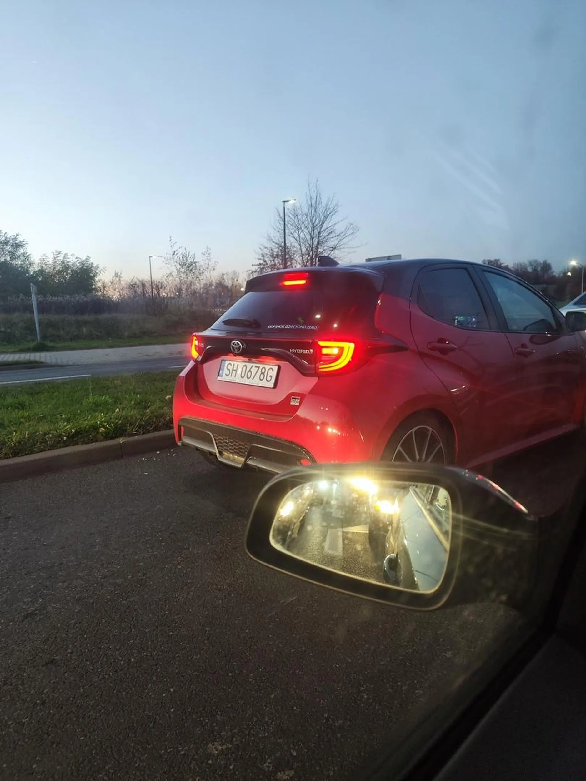 Mało inteligenta kobieta która nie wie co to jazda na suwak. Prawo jazdy znalezione w Lays