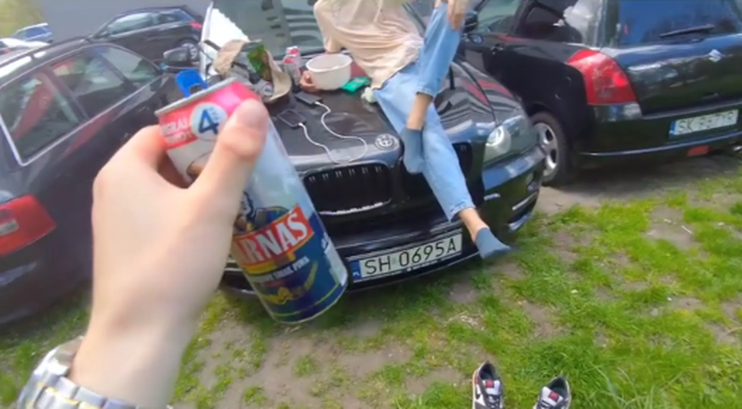 Grupa ukraińców pijąca piwo w miejscu publicznym, a później jeden z nich wsiada za kierownice. Wszystko publikują w sieci. Chyba proszą się o deportacje ;)