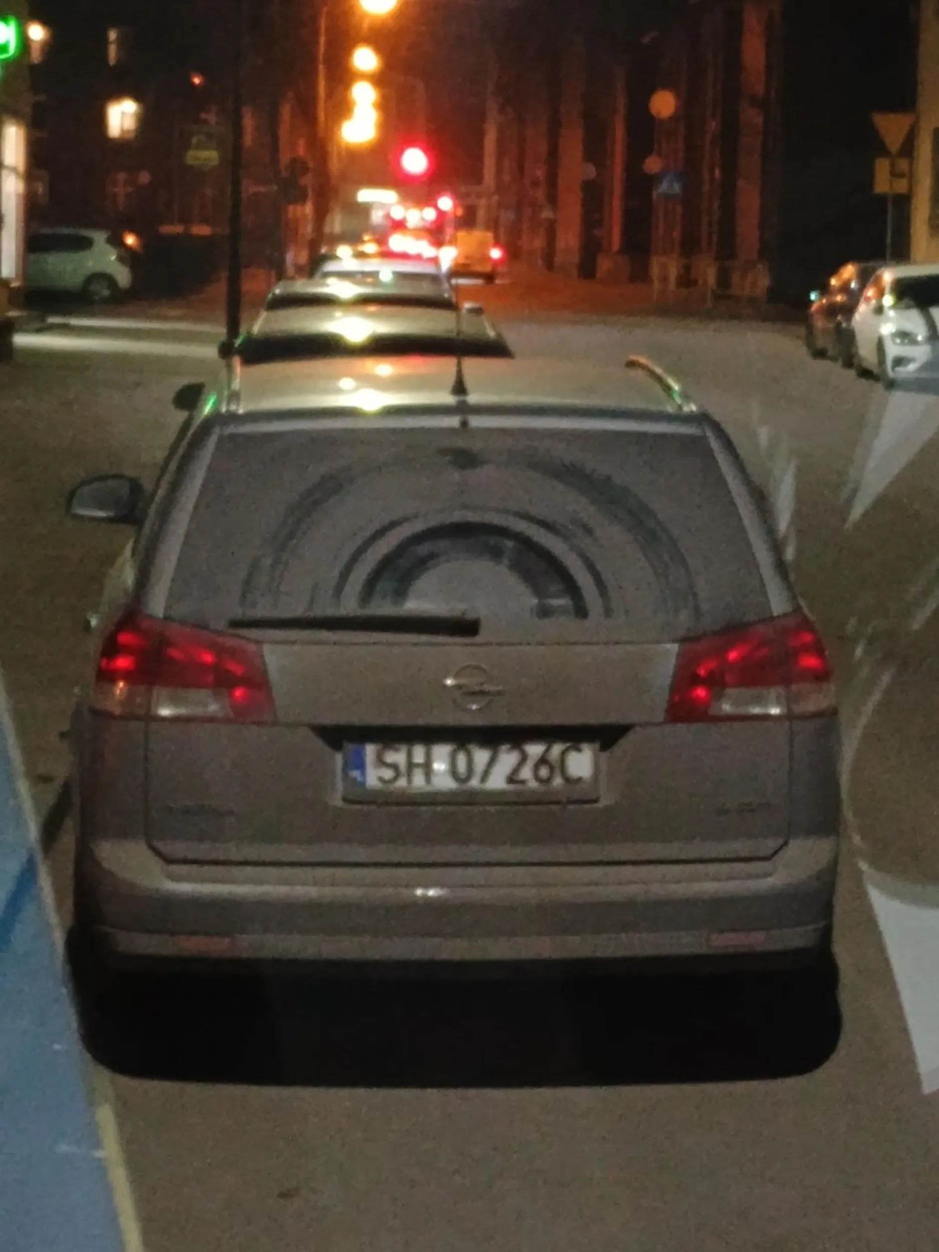 Ten kierowca jest bardzo biedny i nie stać go na myjnię . Może zrobimy zrzutkę ?