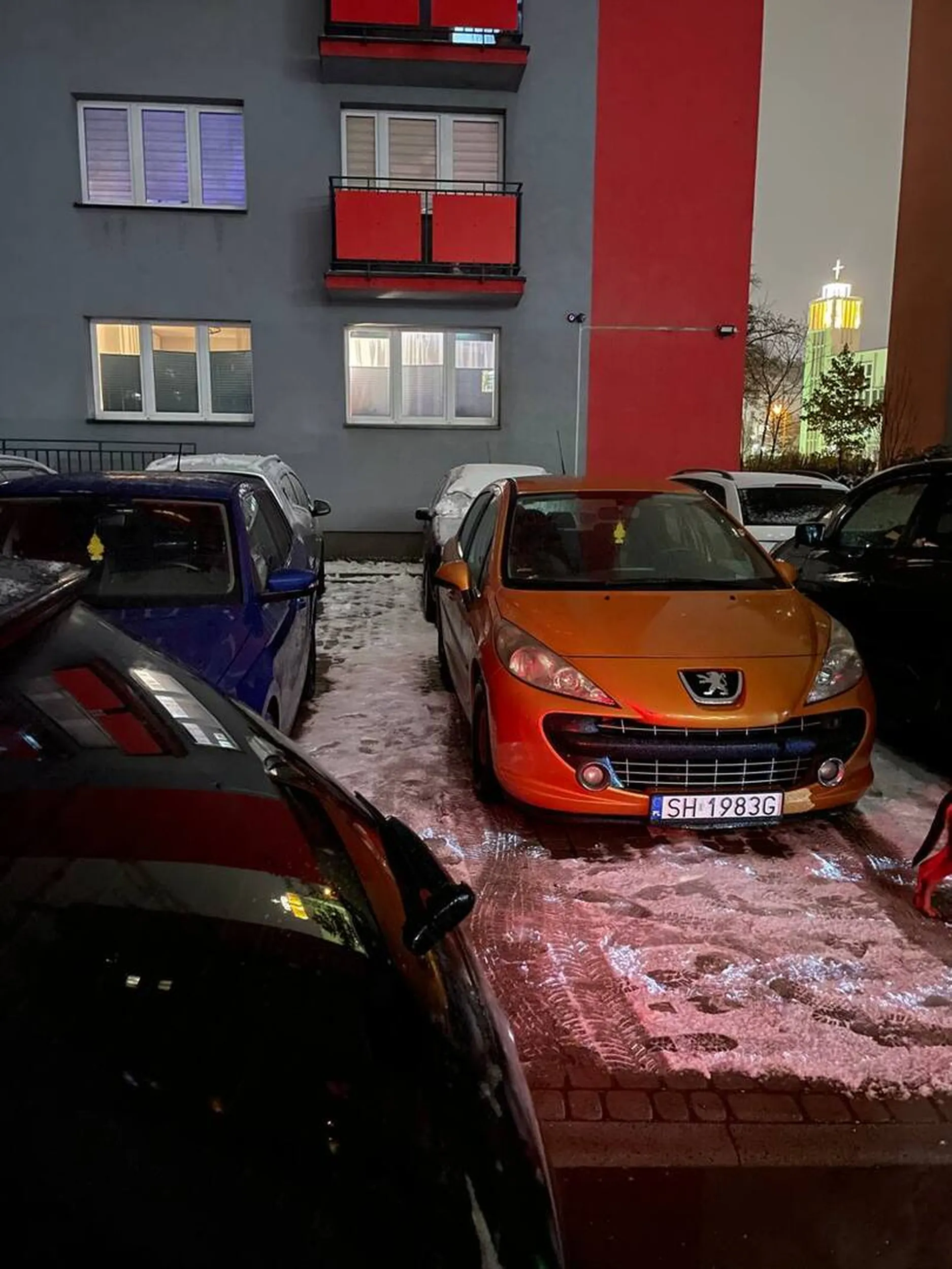 Pani zastawiła auto i poszła sobie. Rozumiem, że "na chwilę", ale wtedy się pilnuje, czy ktoś nie potrzebuje wyjechać swoim autem zastawionym przez pani w blond włoskach. W dodatku jest tabliczka, że teren prywatny i jest zakaz parkowania, w szczególności dla gości tego przybytku, do którego poszła.