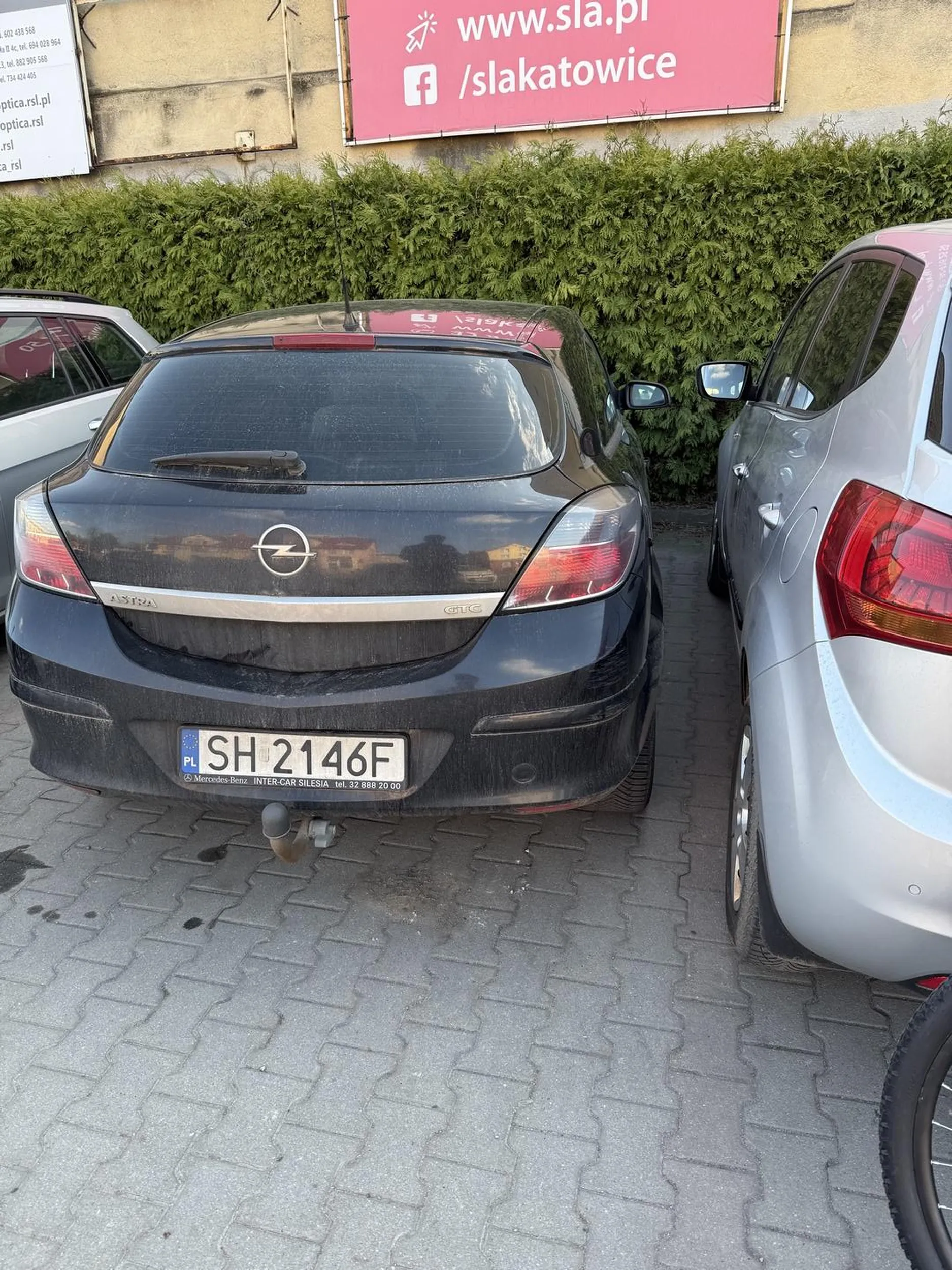 Przyblokował drzwi samochodu po prawej