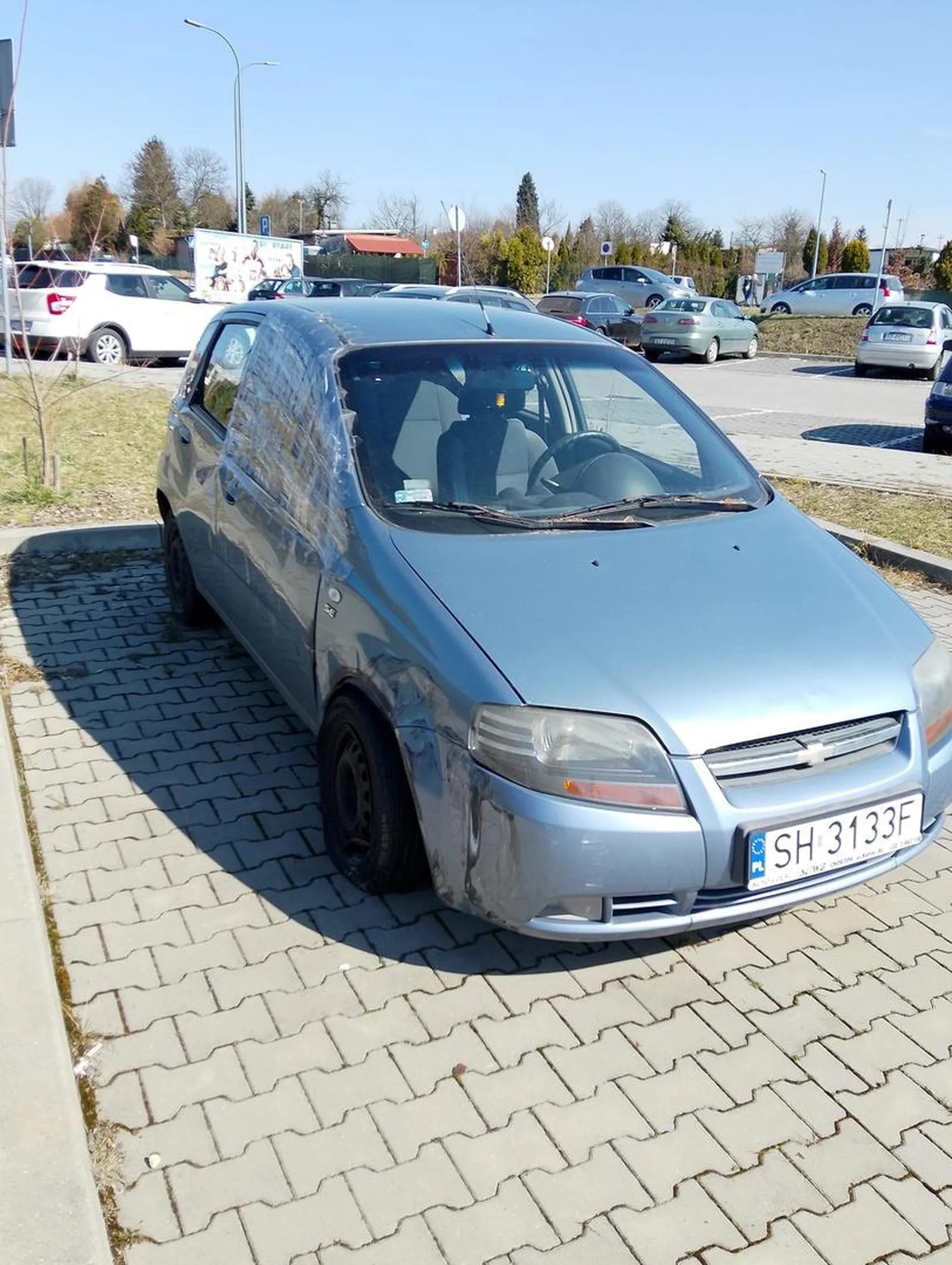 Prośba do właściciela o zabranie wraku z parkingu w Tychach. Rozbity pojazd stoi tu  blisko rok.