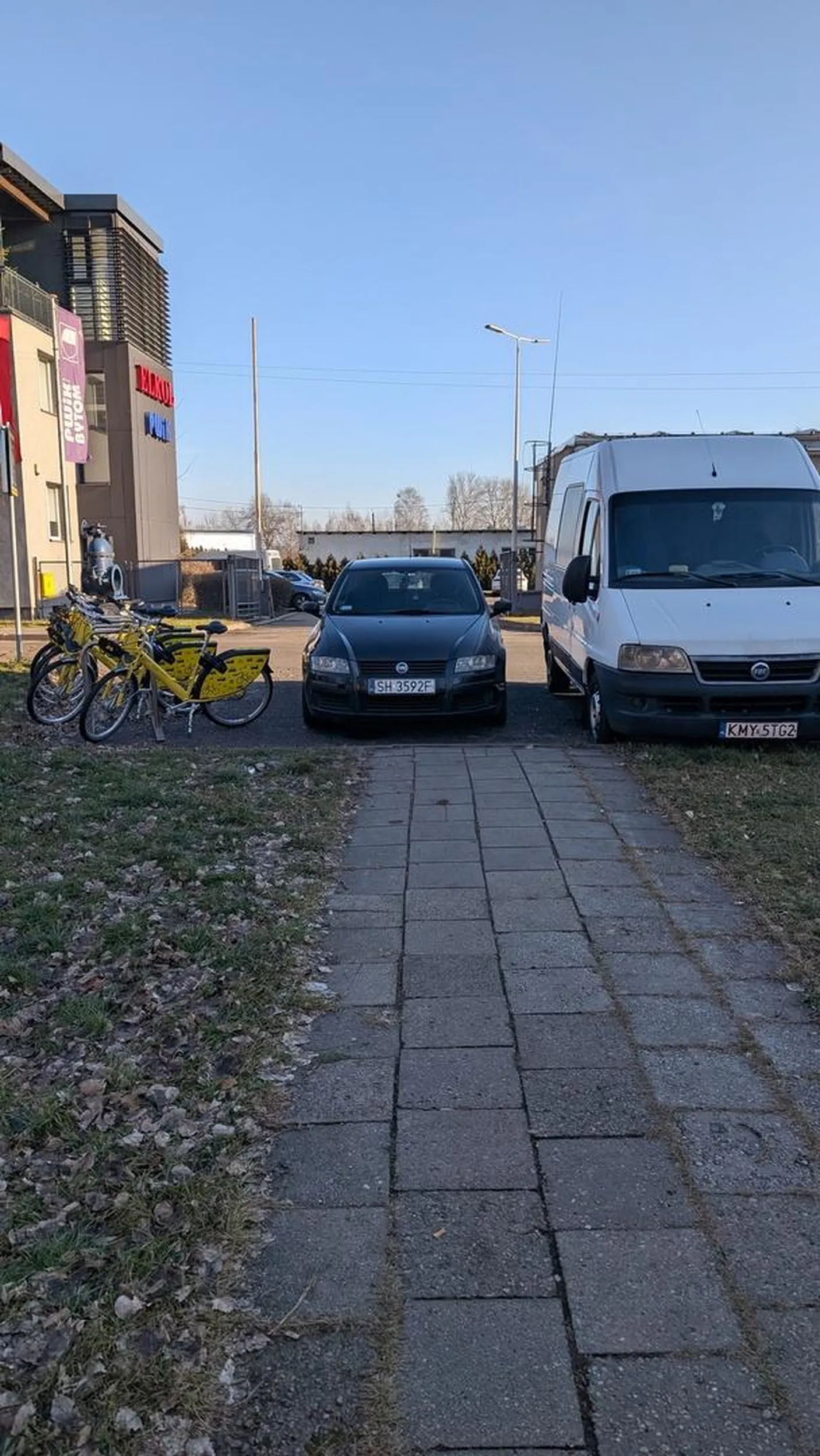 Blokada ciągu komunikacyjnego pieszych oraz swobodnego dostępu do stacji z rowerami.