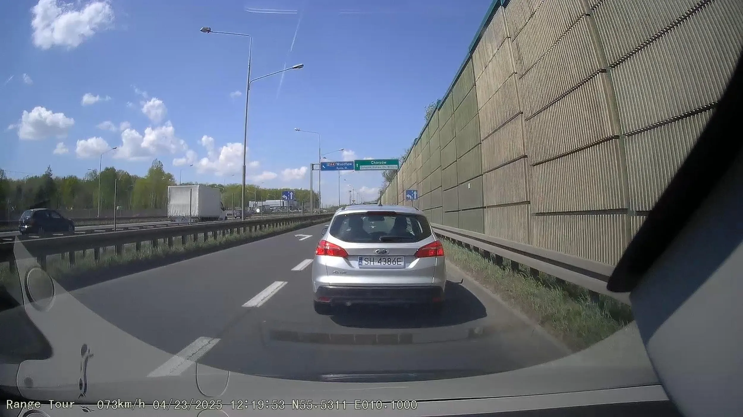 Wymuszenie pierwszeństwa, awaryjne hamowanie bez powodu zagrażające bezpieczeństwu, przyspieszanie gdy jest się wyprzedzanym. Masz po prawku, zajęło Ci to minutę. Brawo!