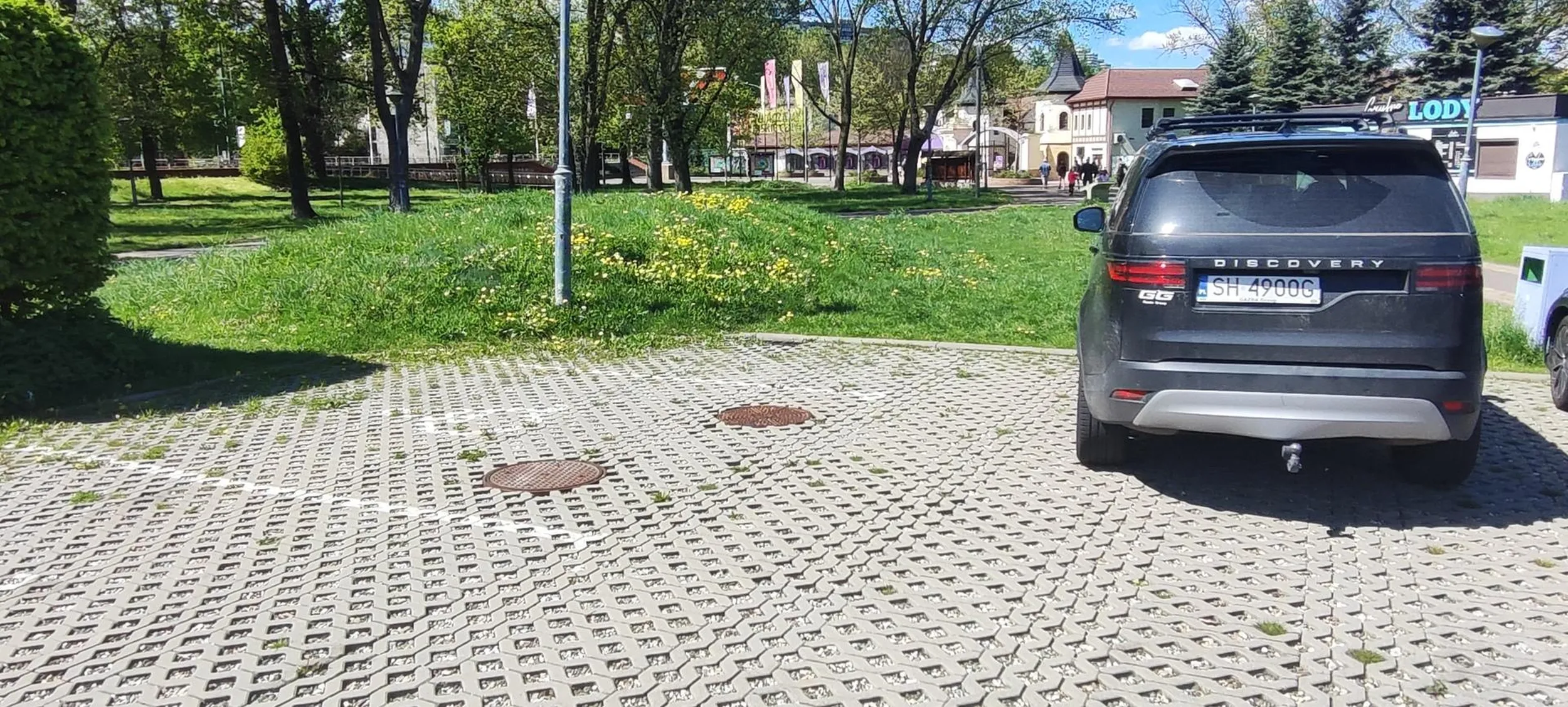 Typowy prostak, który parkuje gdzie popadnie, przy okazji blokując wjazd na miejsce dla osób niepełnosprawnych.