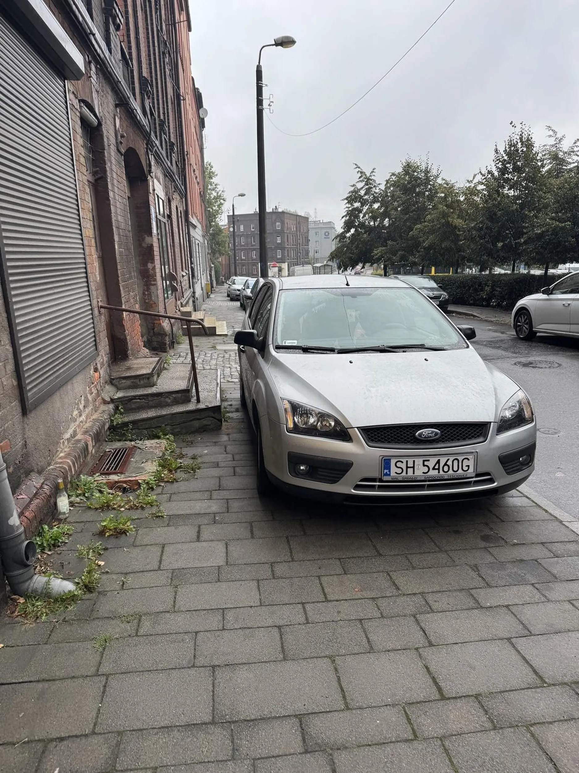 Zastawiony cały chodnik. Nie ma jak przyjeść nie wspominając już o przejściu z wózkiem.