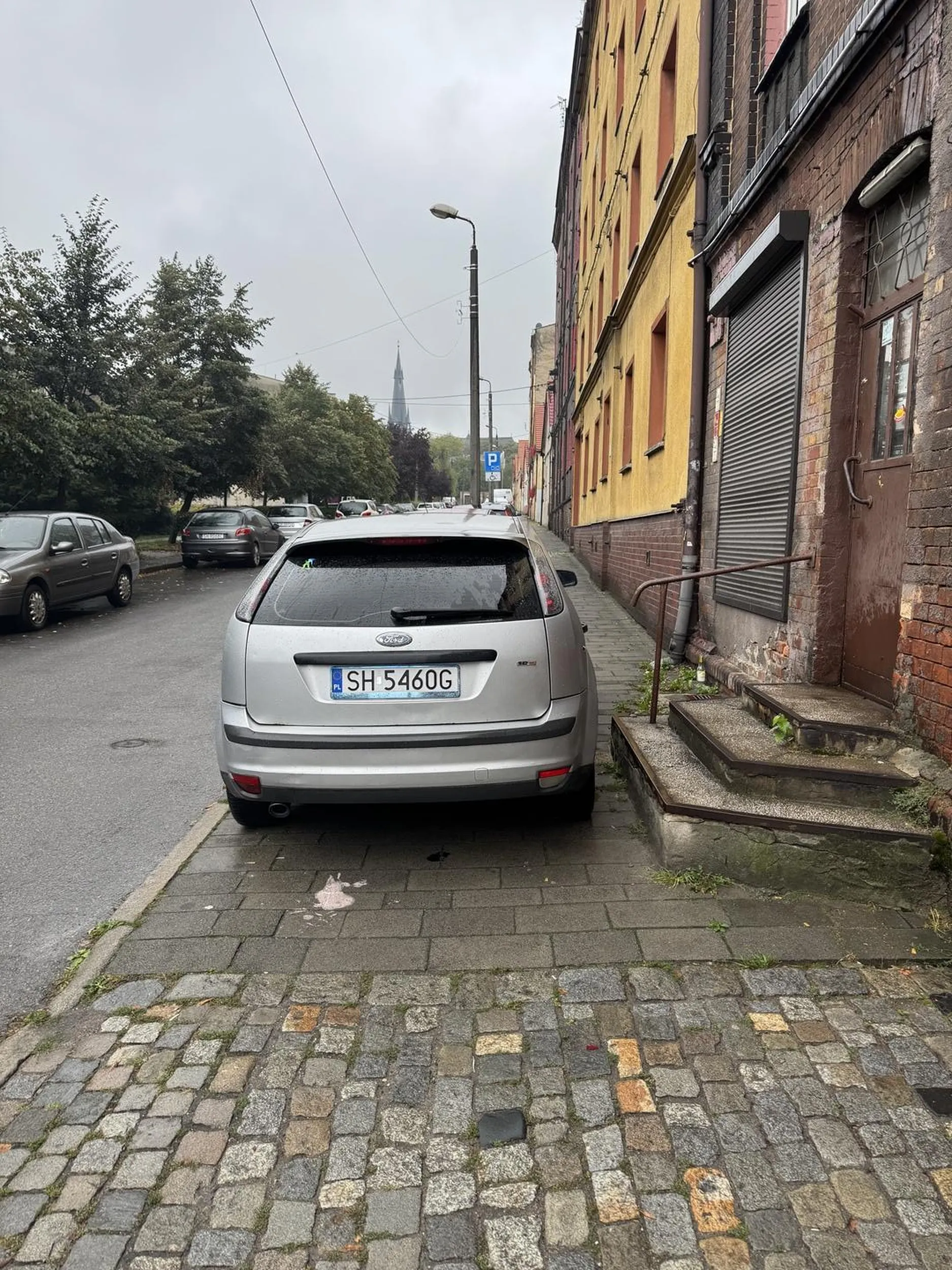 Zastawiony cały chodnik. Nie ma jak przyjeść nie wspominając już o przejściu z wózkiem.