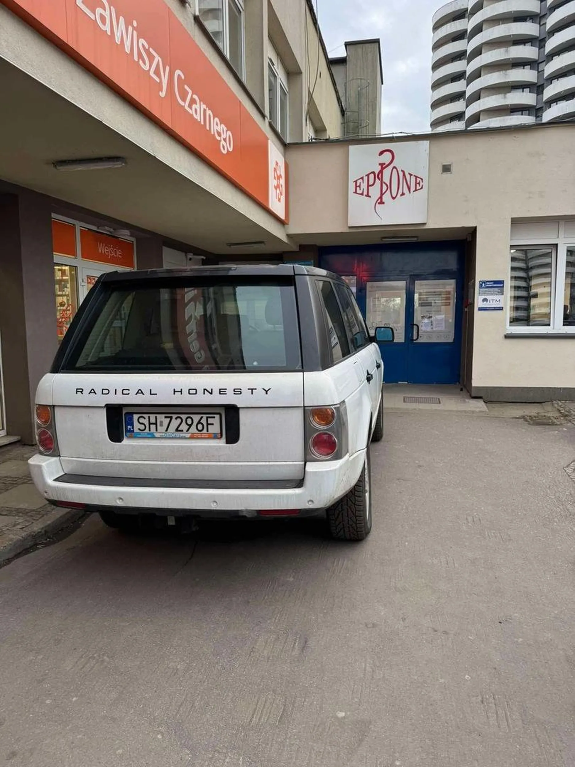 Auto z hehe napisem znane z alternatywnych technik parkowania (20m za zakazem)