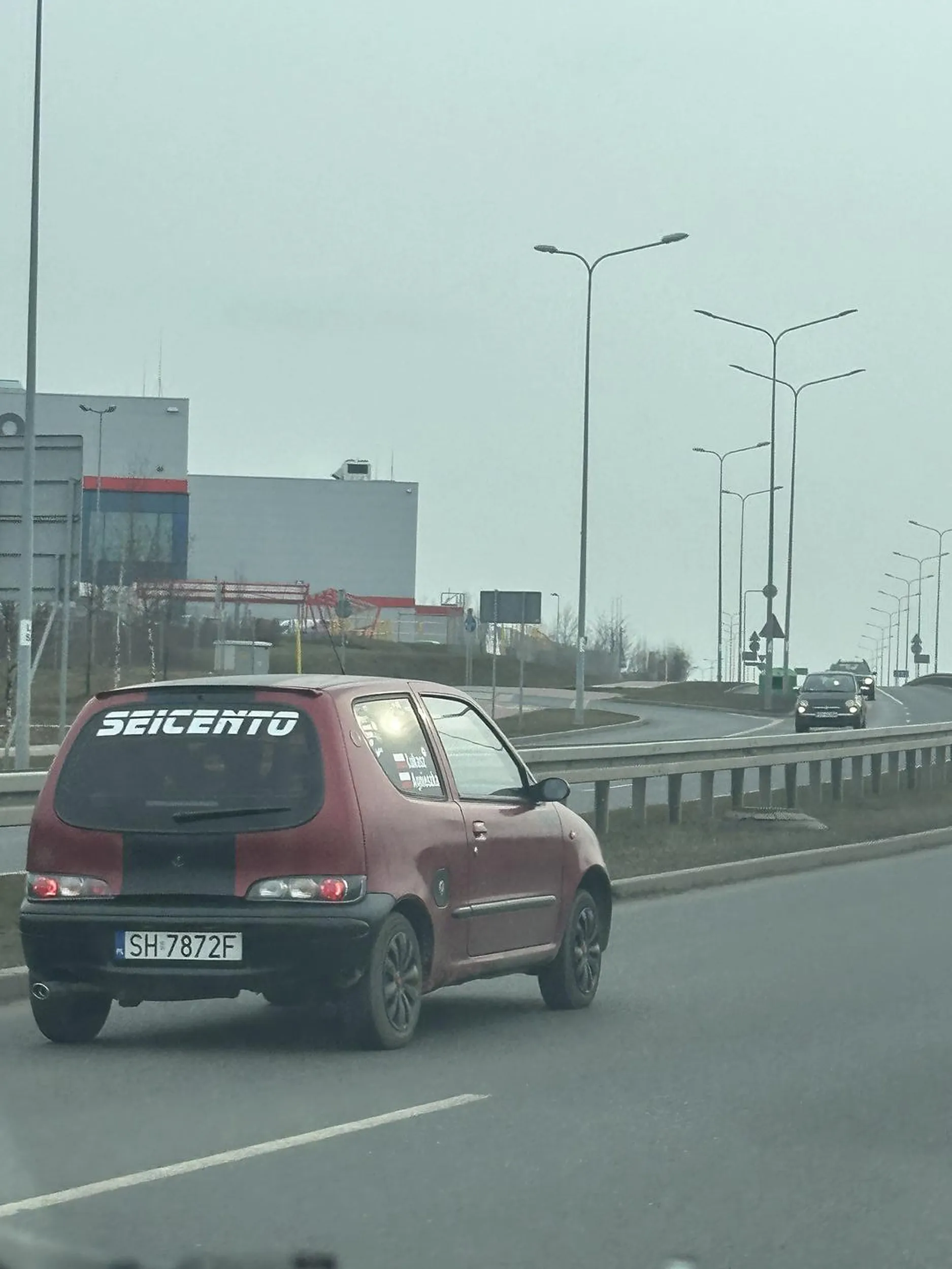 Kierowca czapka pitbull i wszystko jasne ,  Patus jakiś siedzi w telefonie, zjeżdża z lewego na prawy pas, nie potrafi startować zamula. Otrząśnij sie pałkersonie