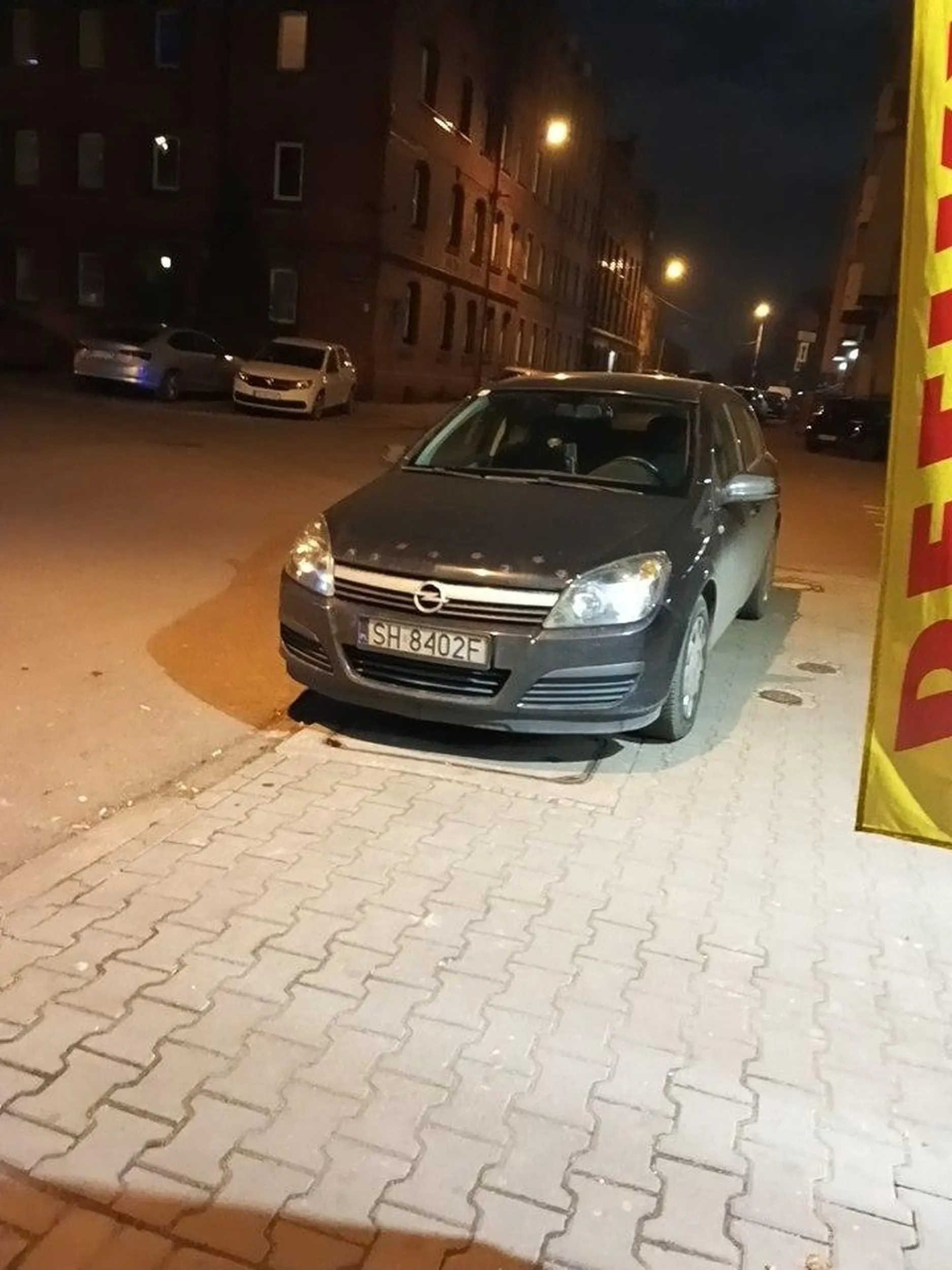 Piękne parkowanie nikt nie przejdzie i ciężko z przejazdem