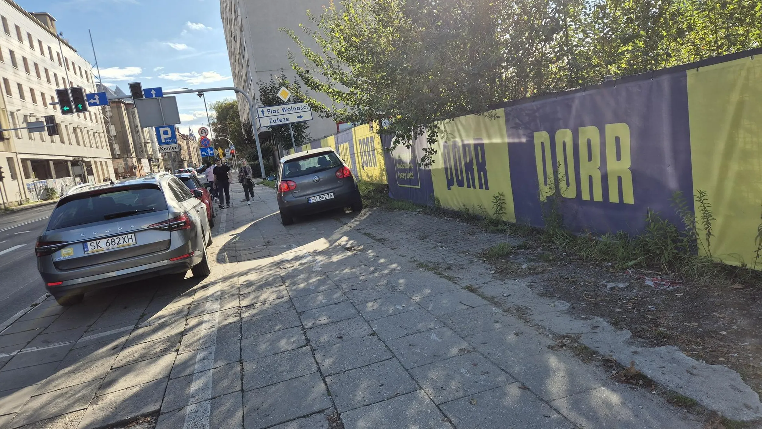 Nie ma to jak przejażdżka po chodniku, najlepiej jeszcze wbić na trawnik, bo przecież normalne zaparkowanie w SPP kosztuje.