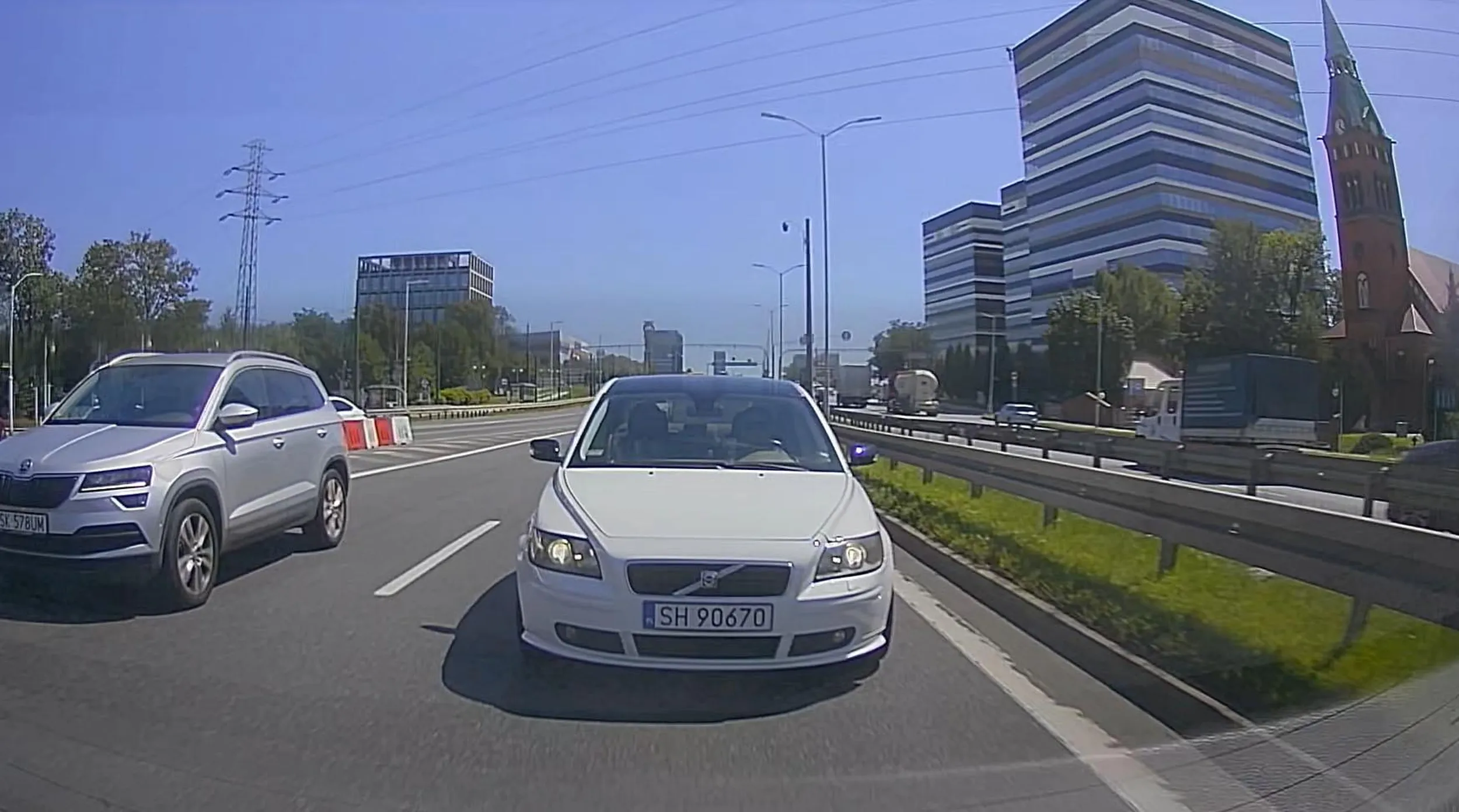 Gość z Volvo to typowy drogowy agresor, którego sugeruję unikać. Jechał lewym pasem DTŚ w Katowicach i był jeszcze bardzo daleko. Nie jechał bardzo szybko, ale nieco szybciej niż inni. Zmieniłem pas na lewy (tam jest ograniczenie 70 km/h). Po jakimś czasie dojechał mi do zderzaka na bardzo niewielką odległość. Popukałem się po czole, bo to proszenie się o kłopoty. Po chwili wyprzedziłem samochód na sąsiednim pasie i wróciłem na środkowy, to gość zrównał się ze mną i zaczał mi wygrażać. Po chwili wyprzedził mnie i gwałtownie zahamował przede mną. Typowe zachowanie buraka.  Zmieniłem pas na prawy, po chwili on na środkowym znów zrównał się ze mną, bardzo zbliżył się do mnie bokiem i próbował mnie zepchnąć z drogi. Potem przyspieszył i kontynuował jazdę lewym, a następnie prawym. Gdy jakiś czas później przyspieszyłem i wyprzedziłem go (on był na prawym wśród wielu aut, ja na lewym) to specjalnie stamtąd wyjechał, dogonił mnie i znów groził gestami. Potem gdy zjeżdżał gdzieś na Chorzów to 