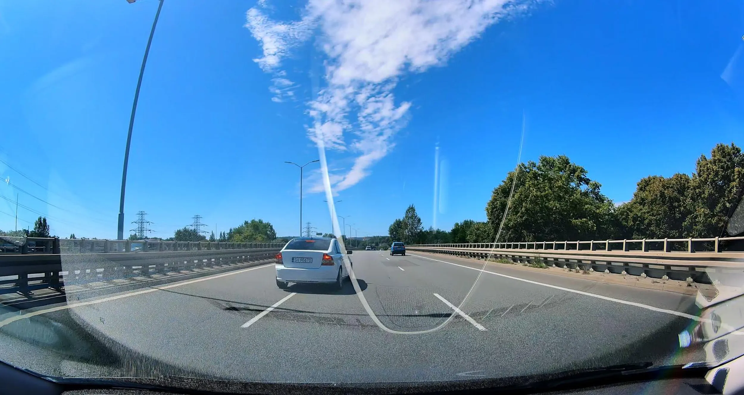 Gość z Volvo to typowy drogowy agresor, którego sugeruję unikać. Jechał lewym pasem DTŚ w Katowicach i był jeszcze bardzo daleko. Nie jechał bardzo szybko, ale nieco szybciej niż inni. Zmieniłem pas na lewy (tam jest ograniczenie 70 km/h). Po jakimś czasie dojechał mi do zderzaka na bardzo niewielką odległość. Popukałem się po czole, bo to proszenie się o kłopoty. Po chwili wyprzedziłem samochód na sąsiednim pasie i wróciłem na środkowy, to gość zrównał się ze mną i zaczał mi wygrażać. Po chwili wyprzedził mnie i gwałtownie zahamował przede mną. Typowe zachowanie buraka.  Zmieniłem pas na prawy, po chwili on na środkowym znów zrównał się ze mną, bardzo zbliżył się do mnie bokiem i próbował mnie zepchnąć z drogi. Potem przyspieszył i kontynuował jazdę lewym, a następnie prawym. Gdy jakiś czas później przyspieszyłem i wyprzedziłem go (on był na prawym wśród wielu aut, ja na lewym) to specjalnie stamtąd wyjechał, dogonił mnie i znów groził gestami. Potem gdy zjeżdżał gdzieś na Chorzów to 