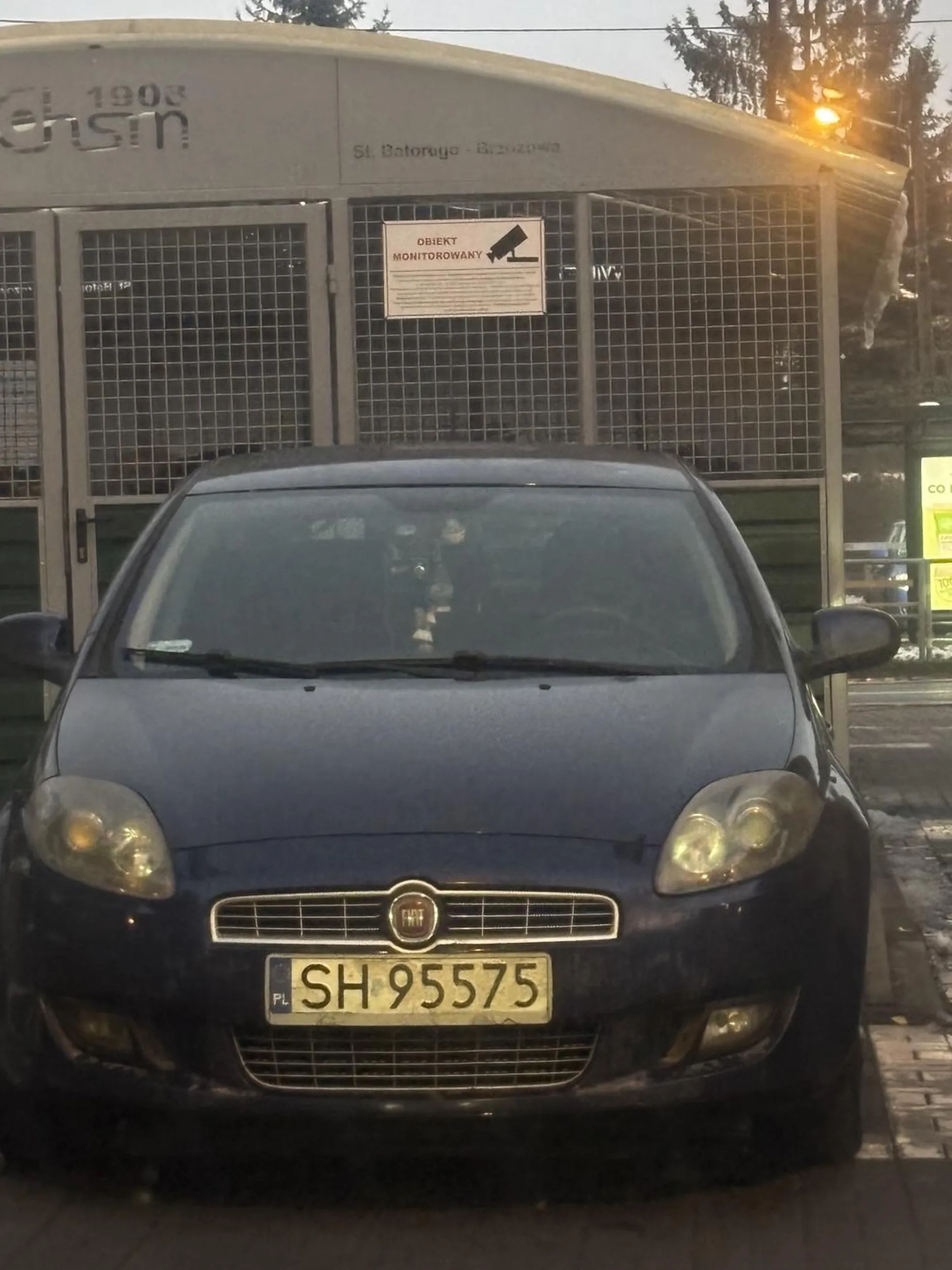 Niektórym to trzeba serio zabrać prawo jazdy i kazać zdawać od nowa.