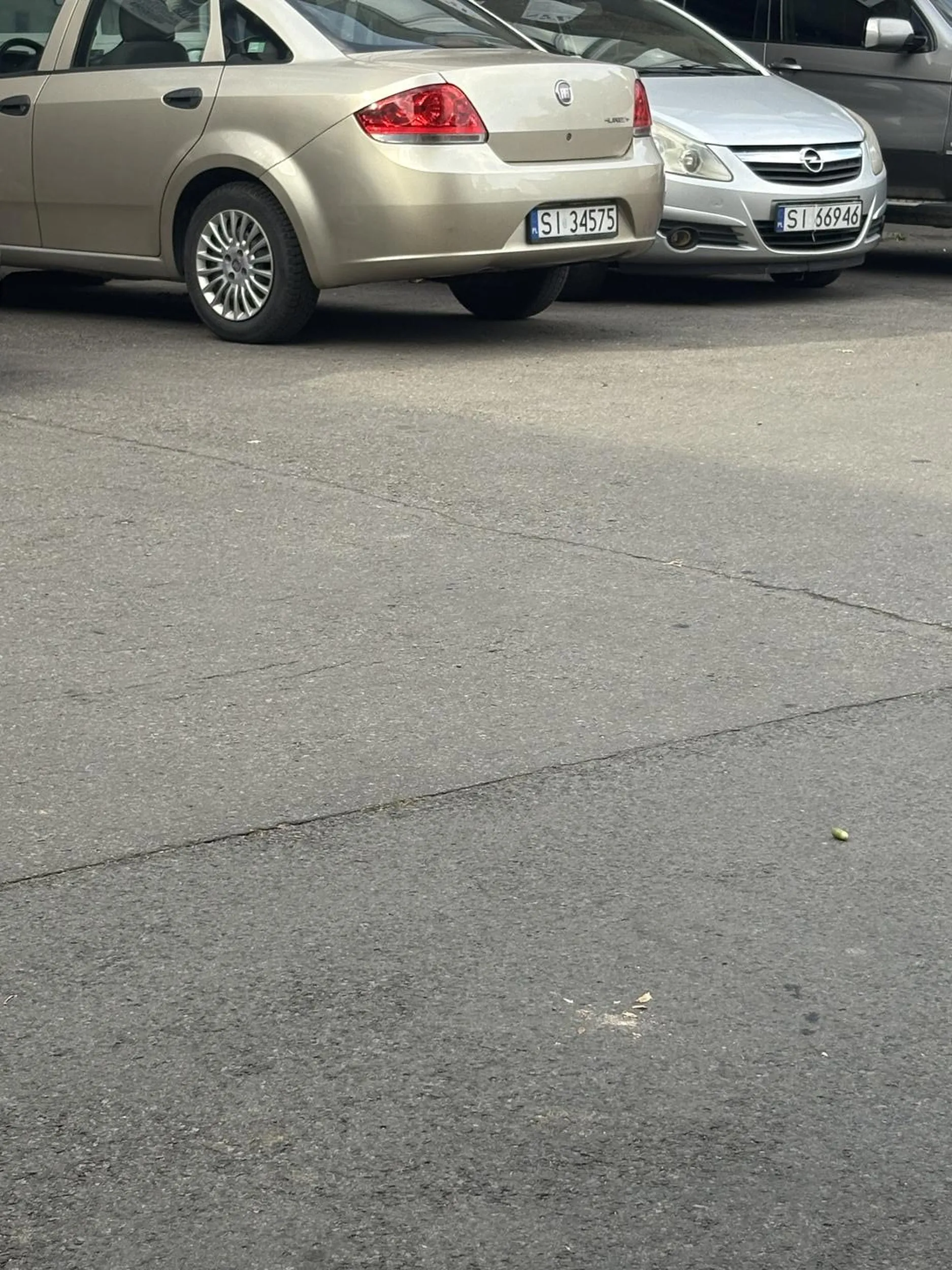 Cham i prostak. Człowiek chce zaparkować tyłem a Pan z zerową kulturą zajmuje miejsce parkingowe i uważa, że nic się nie stało.