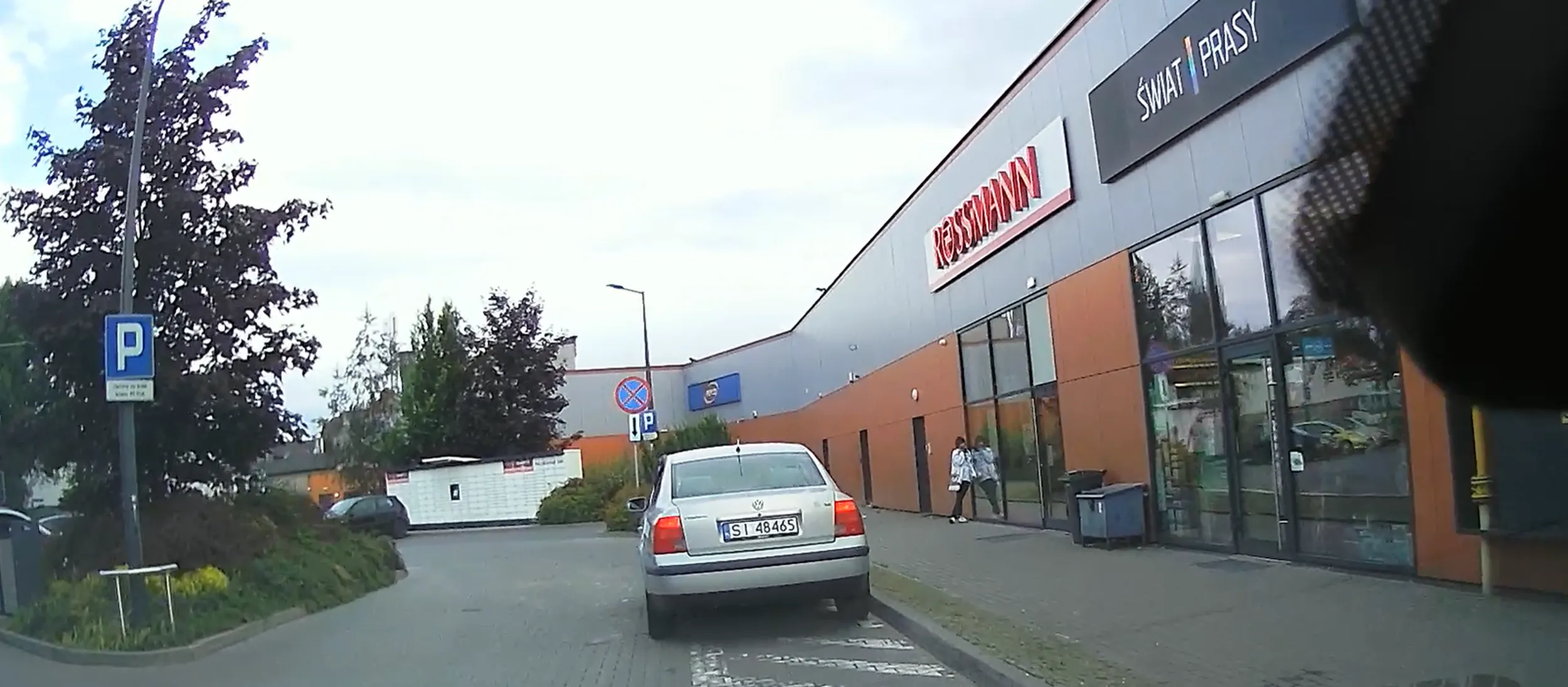 Ile by zakazów nie było, gruby panicz i tak będzie stał swoim sianowozem i czekał grzecznie na Karynę.