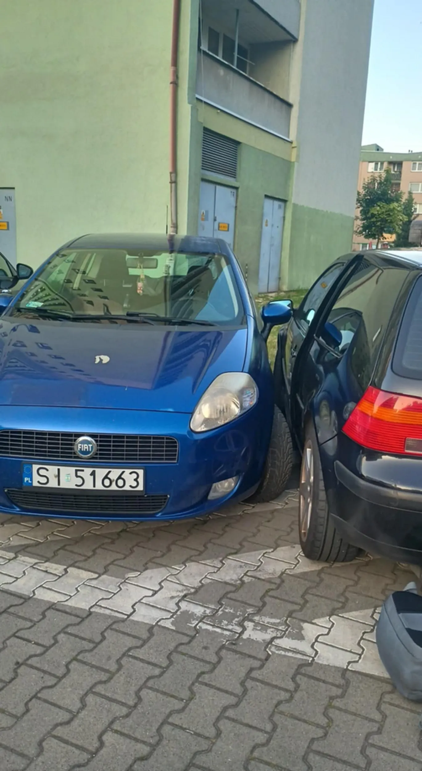 Prawojazdy zjeb w chipsach wygrał. Zjeb zaparkował i wychodził od pasażera.