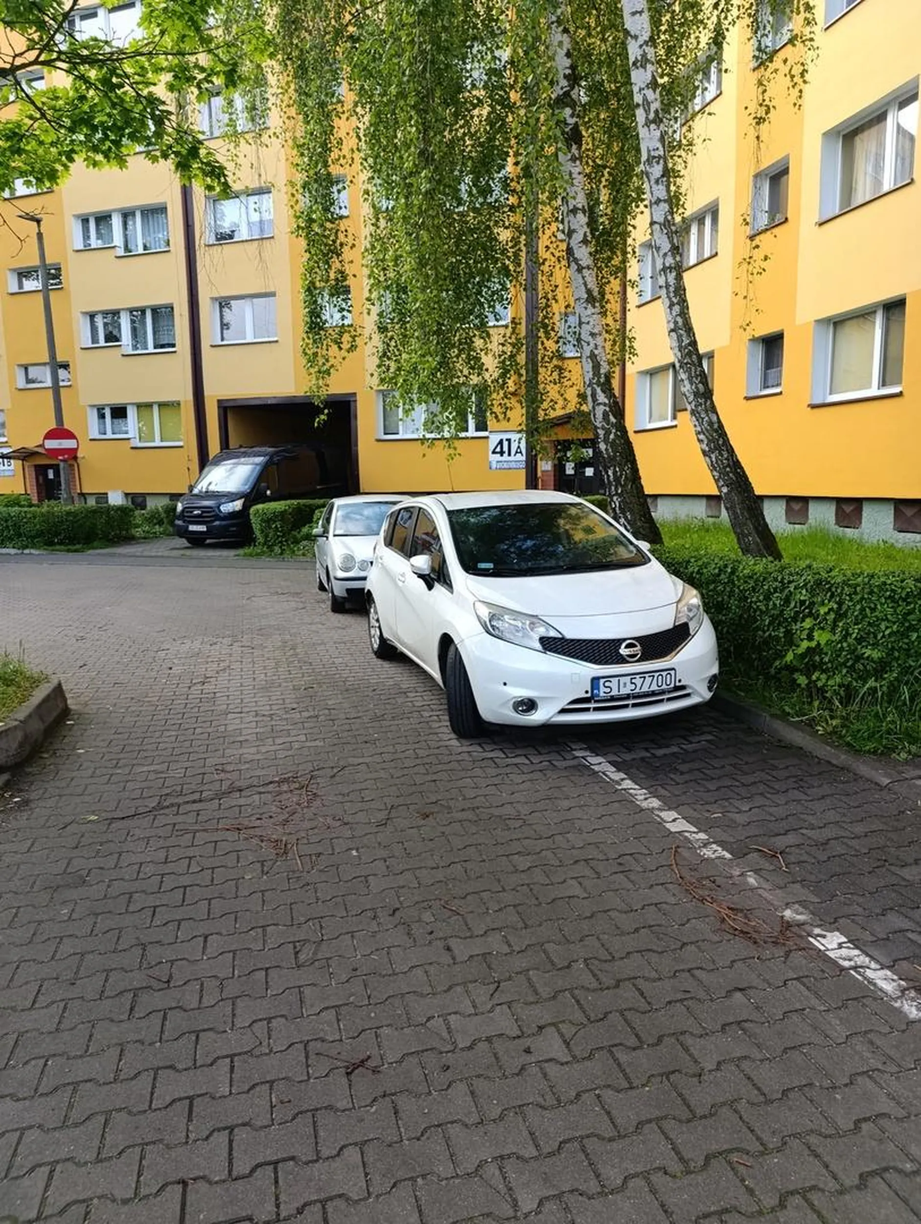 Kreatyna lub kretynka blokują przejazd na całą noc i poranek, gdzie lubię mają problem przejechać większymi, dłuższymi samochodami . Jebnij się w ten pusty caban siebie.