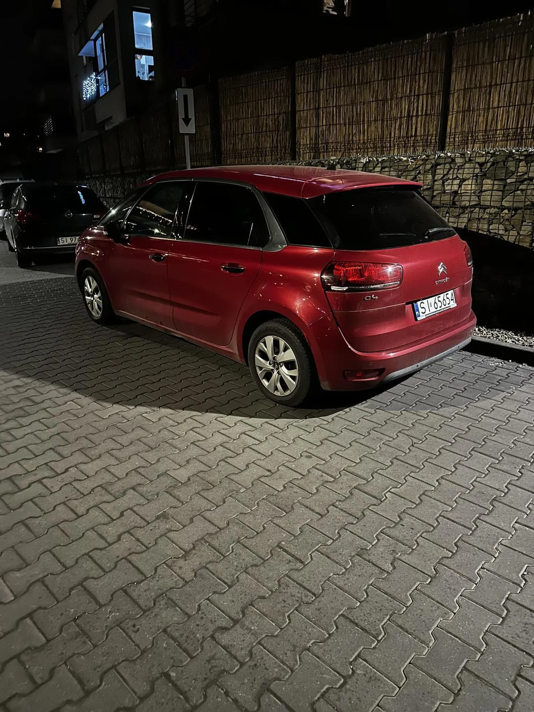 Nie wiedziałem że niewidomi też mają prawko. Parkuje na zakazie i utrudnia wjazd