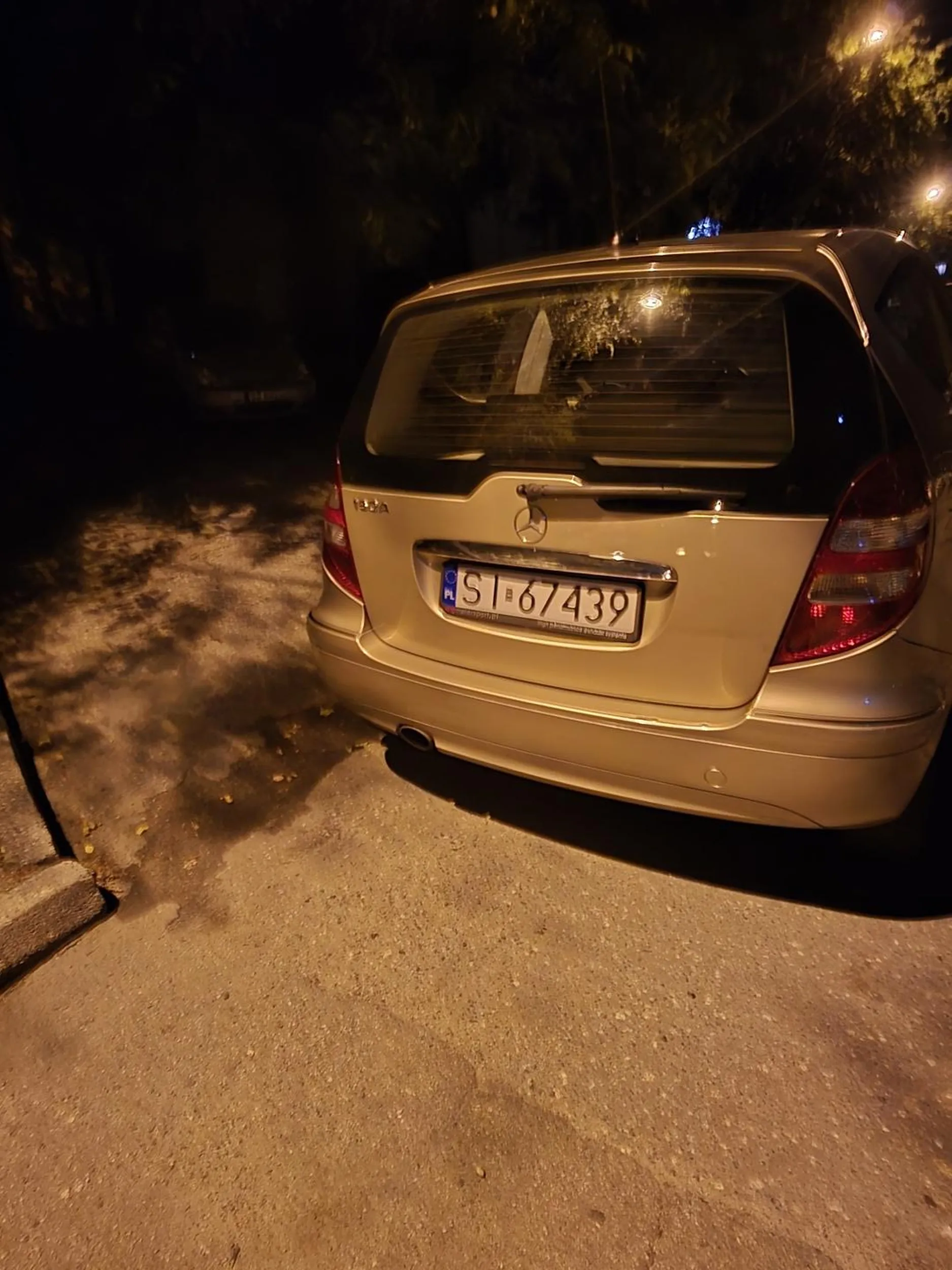 Parkuje na wjeździe dla dwóch aut,tym samym zastawiając wjazd dla innych aut,a sam mógłby tam zaparkować :)