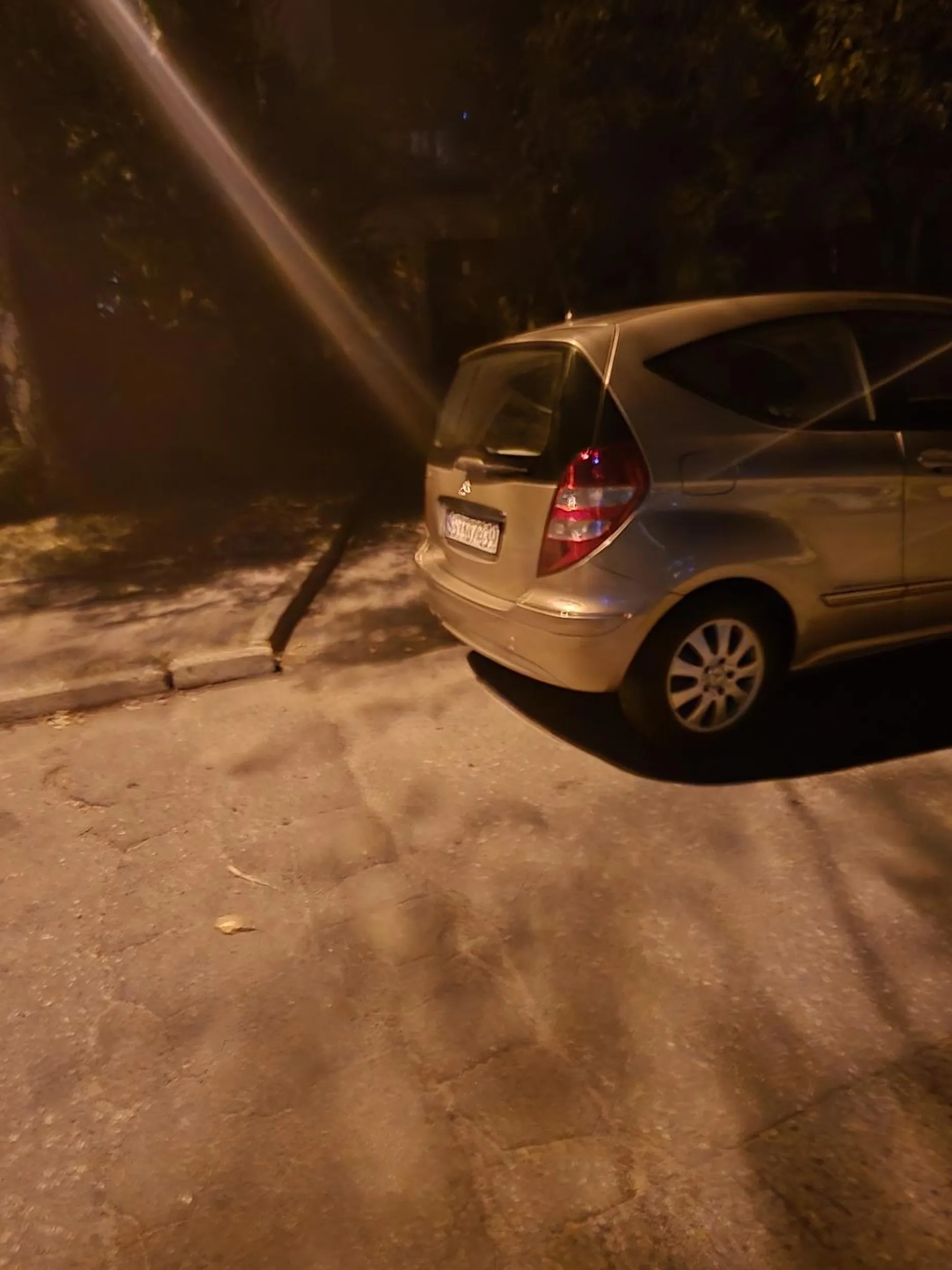 Parkuje na wjeździe dla dwóch aut,tym samym zastawiając wjazd dla innych aut,a sam mógłby tam zaparkować :)