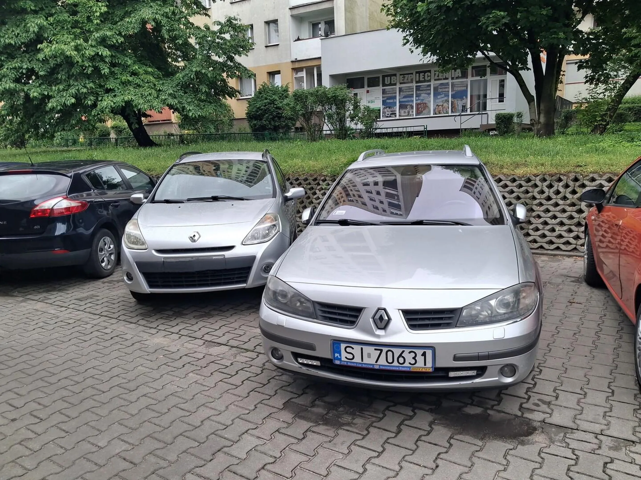 Drogi kierwco,  naucz się parkować tak aby innych aut nie zastawiać.  A jak nie umiesz polecam kursy doszkalające.  Pozdrawiam