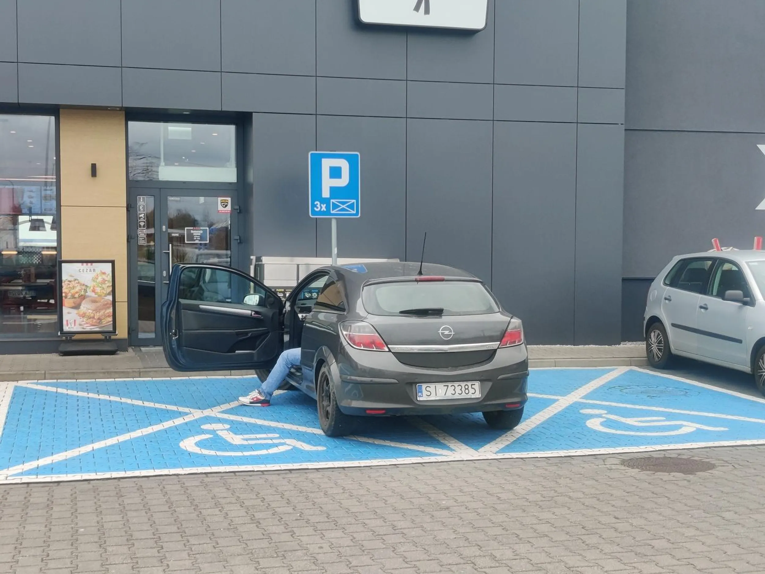 Oczywiście człowiek bez karty, stoi na dwóch miejscach. Wstyd.