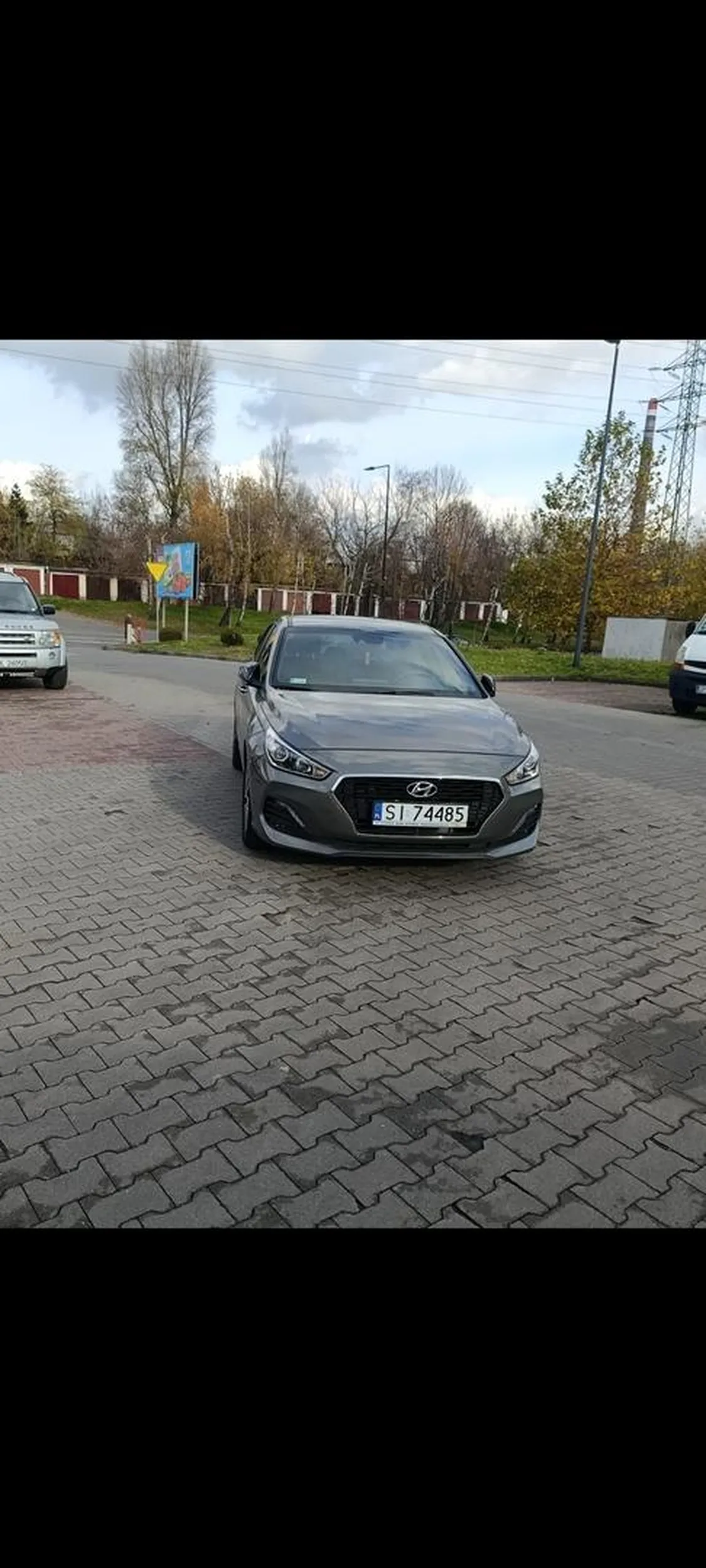 tak zaparkował większość miejsc wolnych, tacy ludzie nie powinni mieć prawa jazdy.