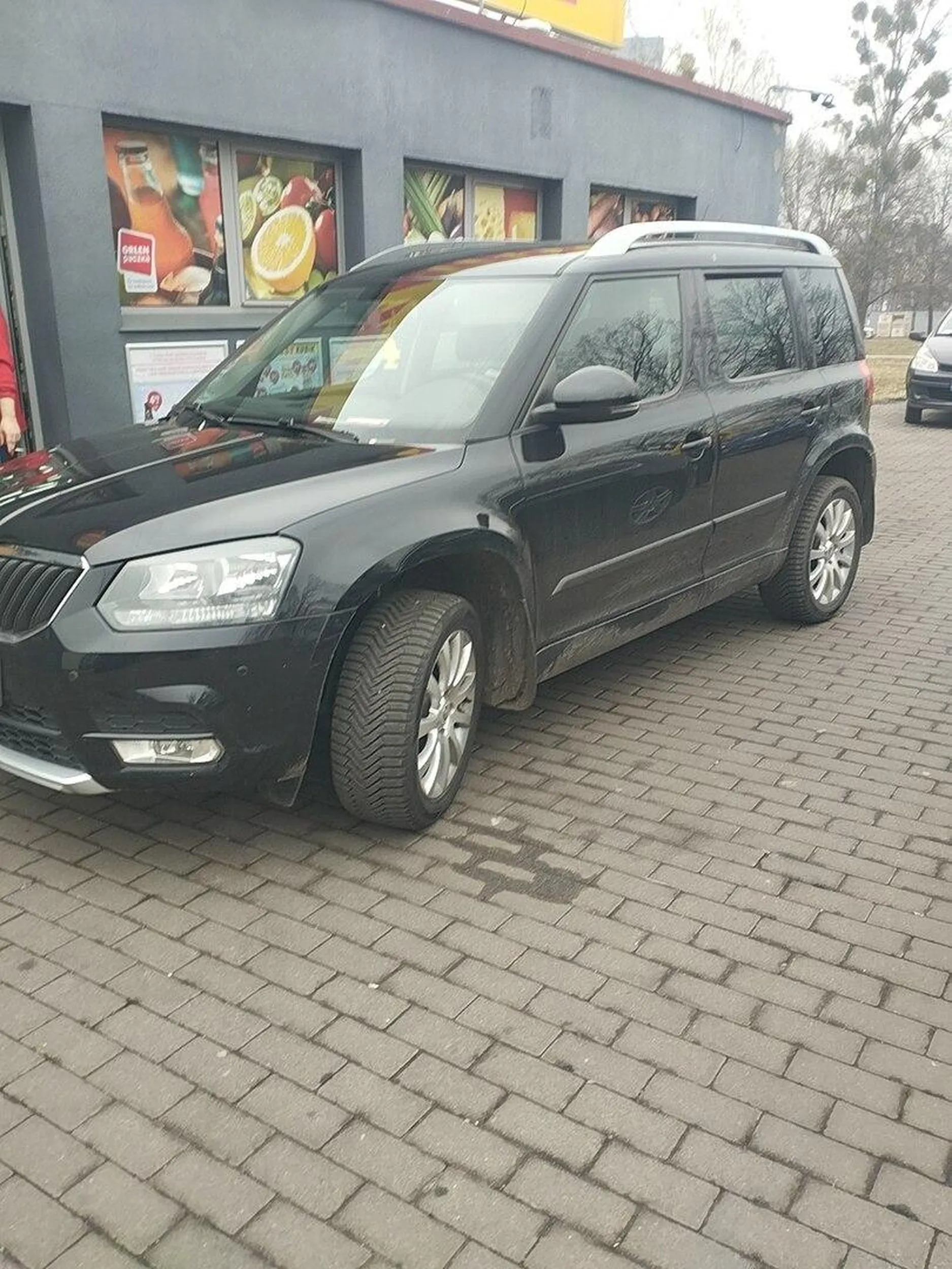 Niech Pani się nauczy parkować a nie blokuje cały parking bo musiała pani iść do sklepu a ludzie nie potrafią wyjechać. Z dnia 26.02.2025 Delikatesy Bytków