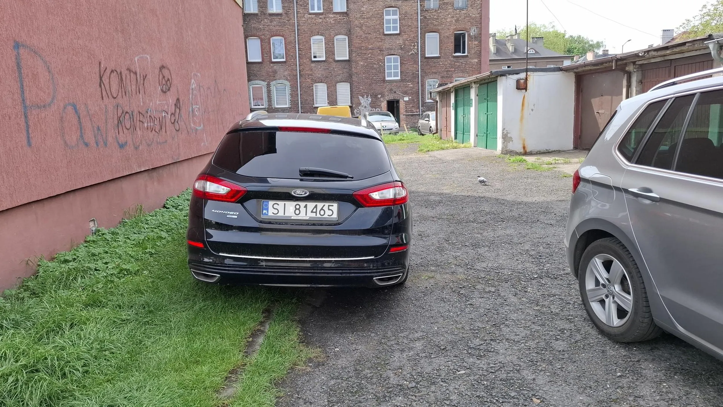 Patrz gdzie parkujesz bo zastawiasz wyjazd z garażu!