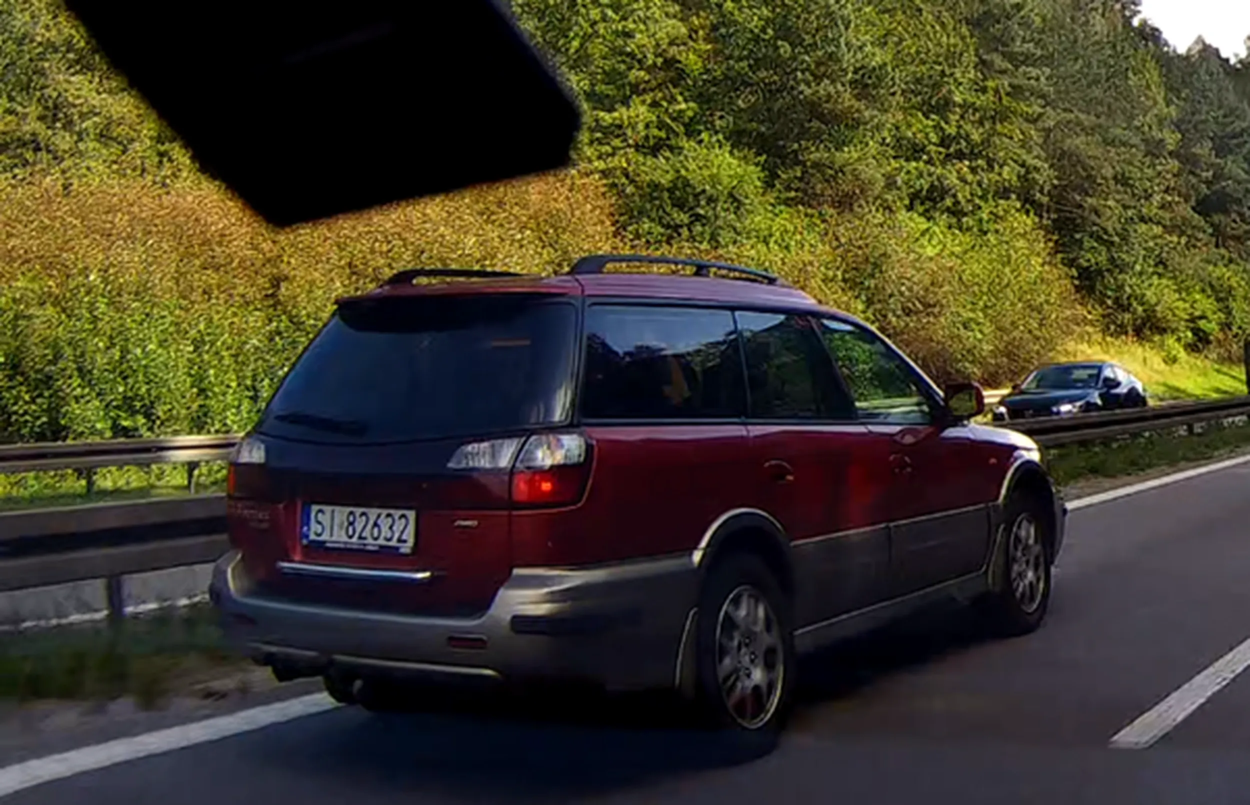 Kierowca na ekspresówce podjeżdża pare cm od zderzaka, jak na lewym ciąg aut, po czym zwalnia i podjeżdza jeszcze raz i tak w kółko. W międzyczasie chwyta za kamerkę żeby bardziej nastraszyć