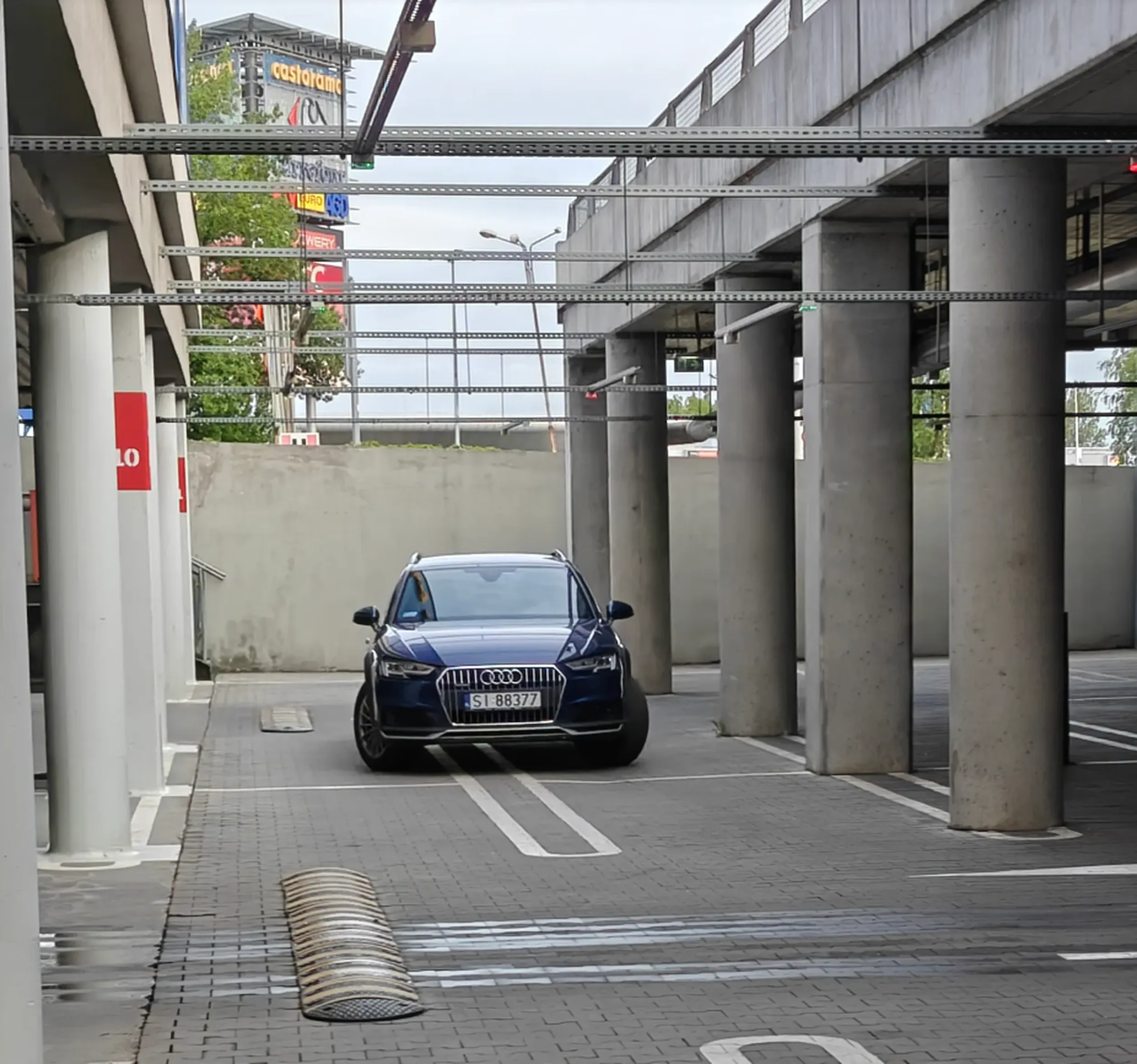 Kolego, boisz się że ci autko porysują, czy po prostu parkować nie potrafisz? A tak poza tym to nie parkuj tam, bo jest to jedyna opcja żeby przejechać i nie objeżdżać całego parkingu - to jest moja prośba. A jak już i tak chcesz parkować to przynajmniej równo.